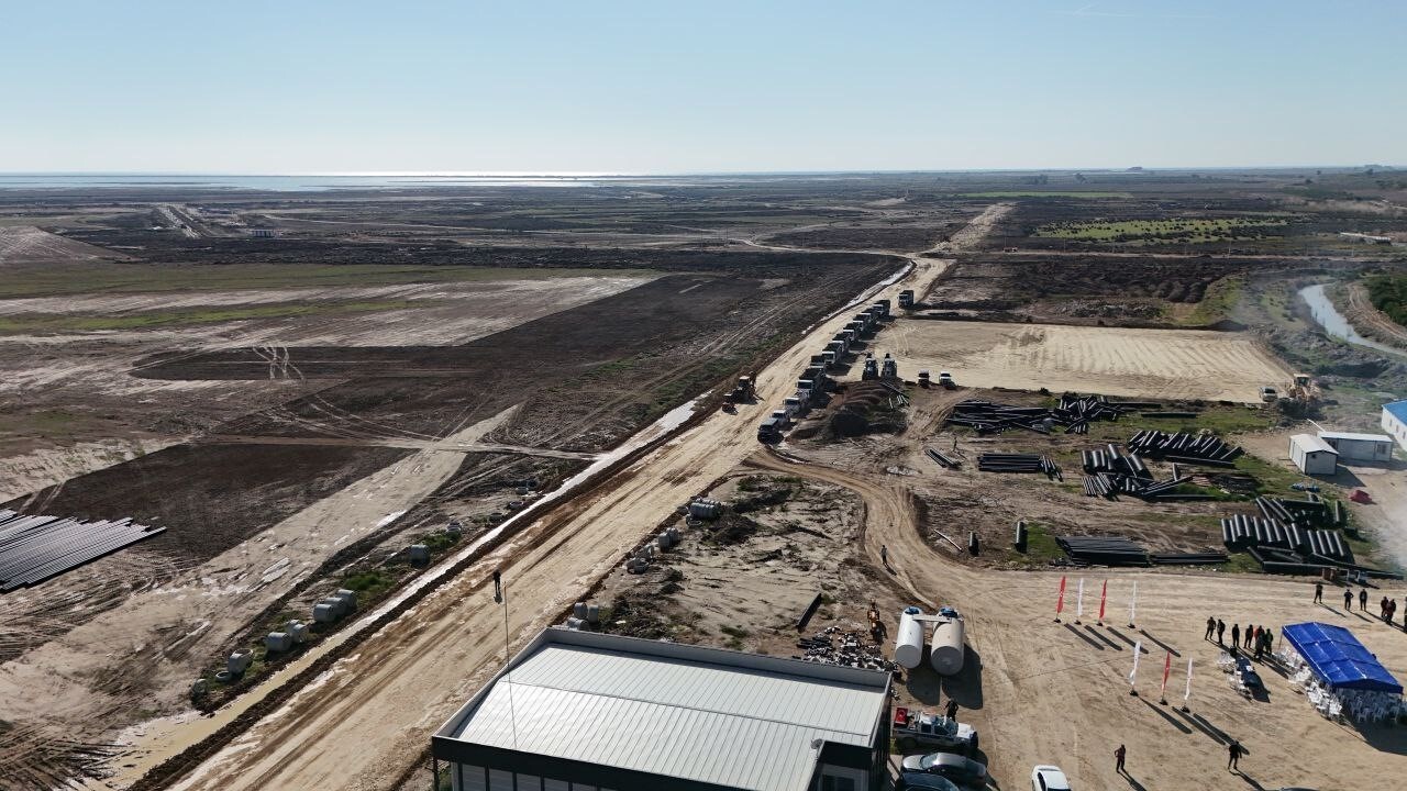 ADANA VALİSİ YAVUZ SELİM KÖŞGER, TÜRKİYE’NİN ATIL ALANLARINDAN BİRİNİN EKONOMİYE KAZANDIRILDIĞINI...