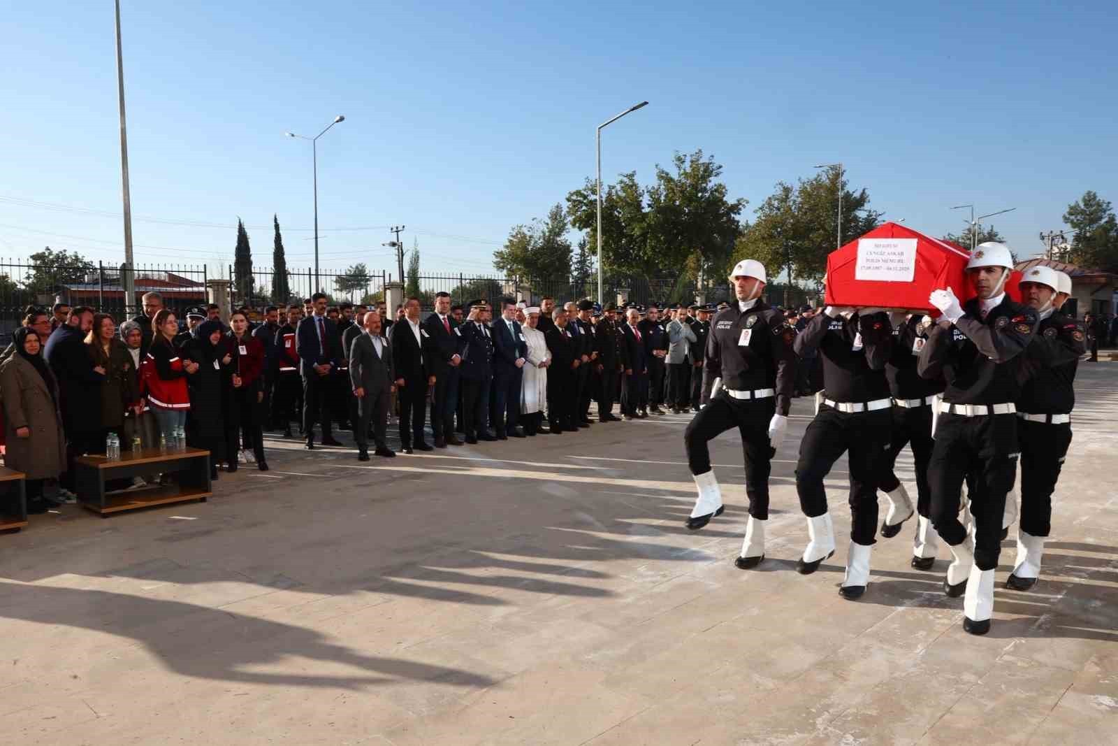ADIYAMAN'DA, İKİ OTOMOBİLİN KAFA KAFAYA ÇARPIŞMASI SONUCU MEYDANA GELEN FECİ KAZADA AĞIR YARALANAN...