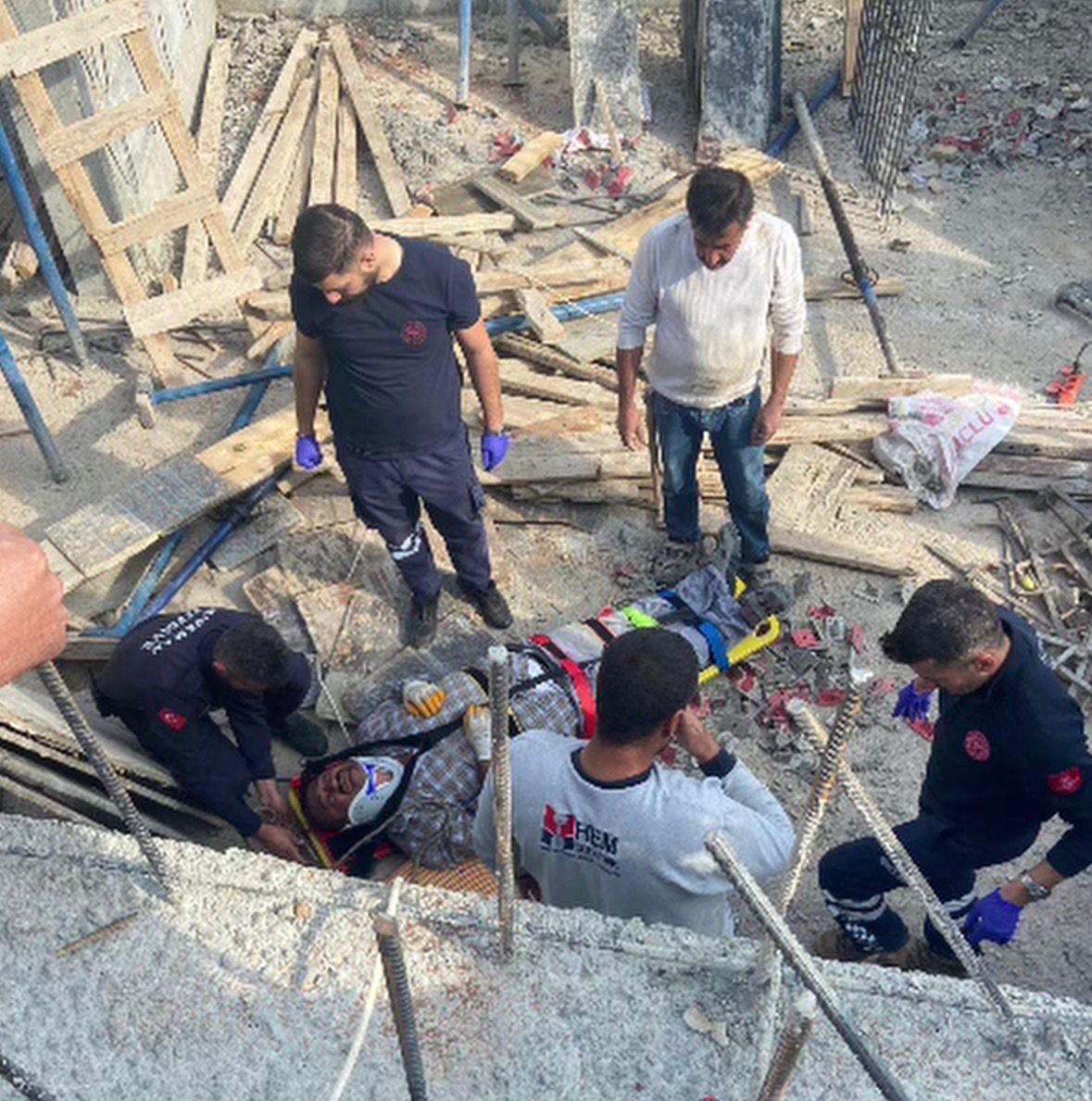 ADIYAMAN’DA, ÇALIŞTIĞI İNŞAATTA DENGESİNİ KAYBEDEREK BODRUMA DÜŞEN ŞAHIS YARALANDI.