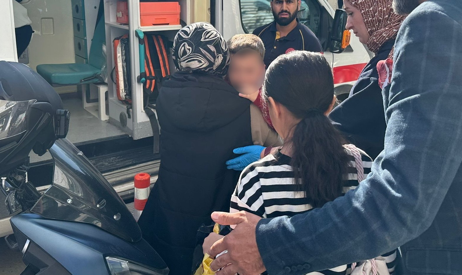 ADIYAMAN’DA YOLUN KARŞI TARAFINA GEÇMEYE ÇALIŞAN KÜÇÜK ÇOCUK, MOTOSİKLETİN ÇARPMASI SONUCU...