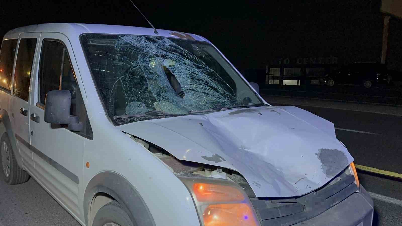 ADIYAMAN’DA, YOLUN KARŞISINA GEÇMEYE ÇALIŞAN YAŞLI ADAM HAFİF TİCARİ ARACIN ÇARPMASI SONUCU...