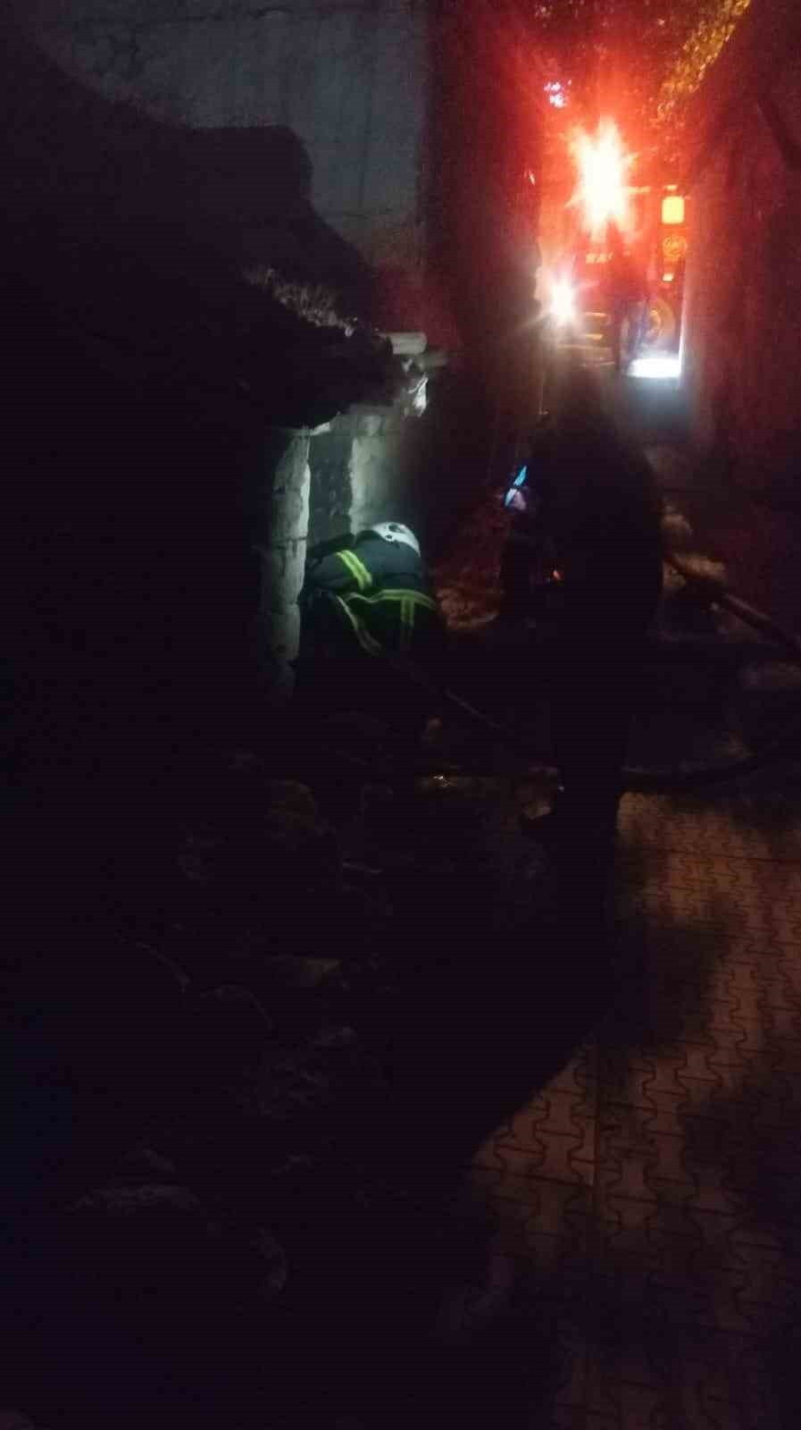 ADIYAMAN’IN BESNİ İLÇESİNDE, METRUK BİR EVDE ÇIKAN YANGIN KORKUTTU.