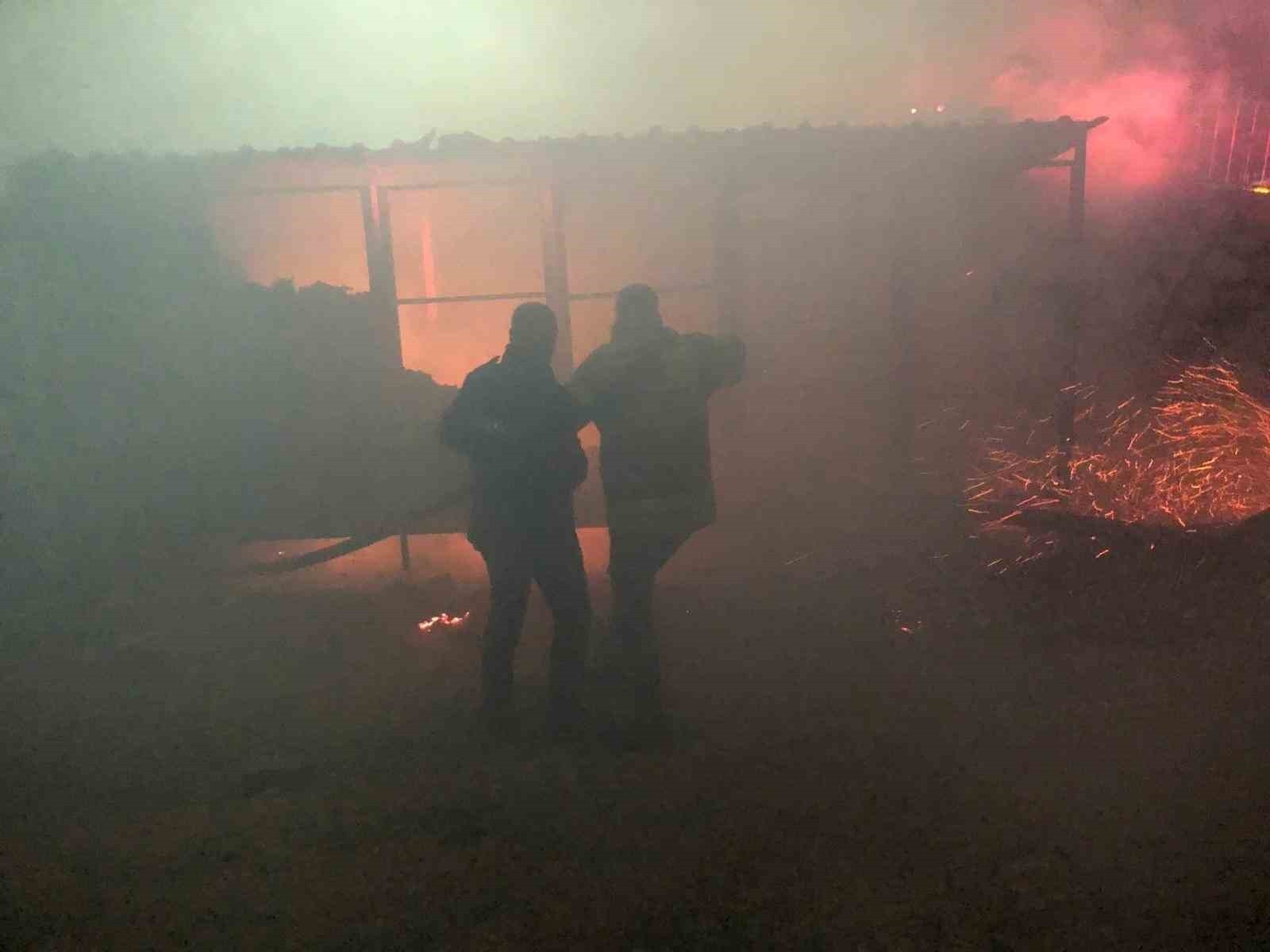 ADIYAMAN’IN BESNİ İLÇESİNDE MEYDANA GELEN KONTEYNER YANGINI KORKUYA NEDEN OLDU.