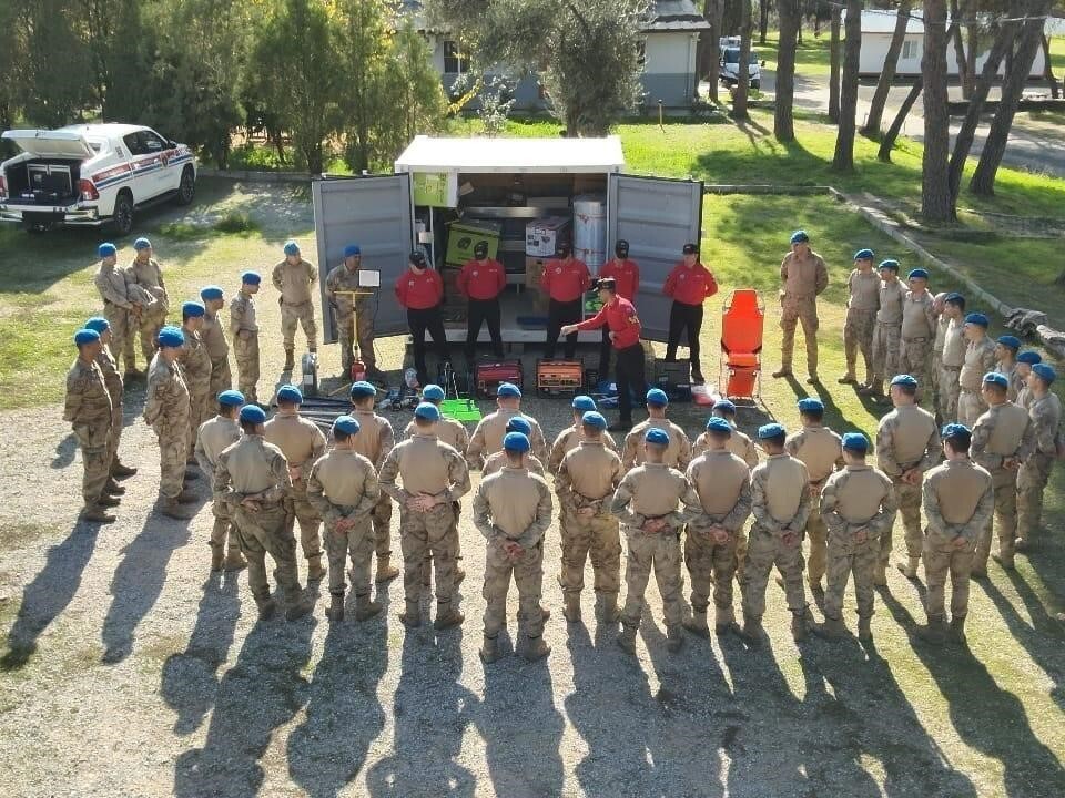 AFAD TARAFINDAN TEMİN EDİLEN ACİL MÜDAHALE EKİPMANLARIYLA DESTEKLENEN EĞİTİMLERDE 105 JANDARMA...