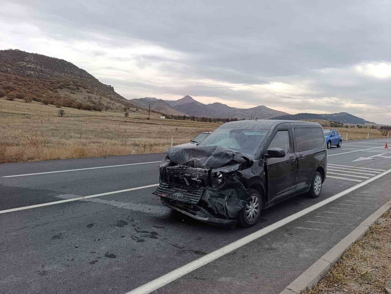 AFYONKARAHİSAR'DA 2 HAFİF TİCARİ ARACIN ÇARPIŞMASI SONUCU MEYDANA GELEN TRAFİK KAZASINDA 7 KİŞİ...