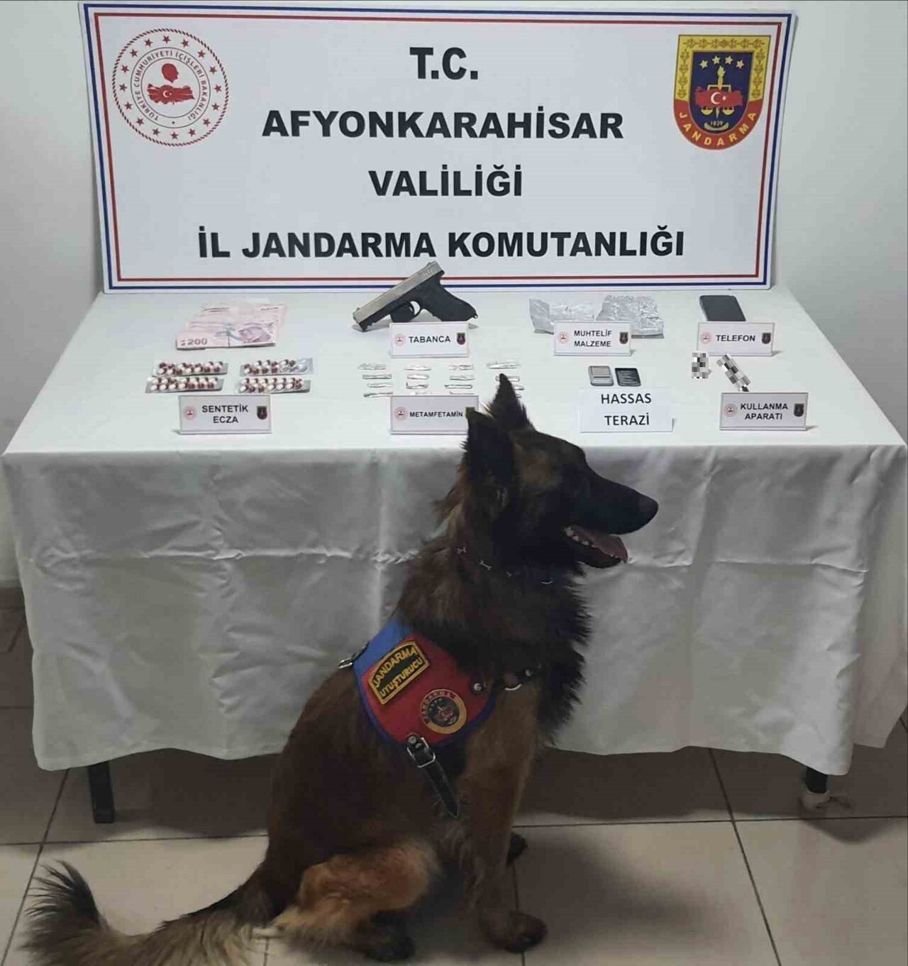 AFYONKARAHİSAR'DA JANDARMA TARAFINDAN TORBACILARA YÖNELİK YAPILAN OPERASYONDA GÖZALTINA ALINAN BİR...