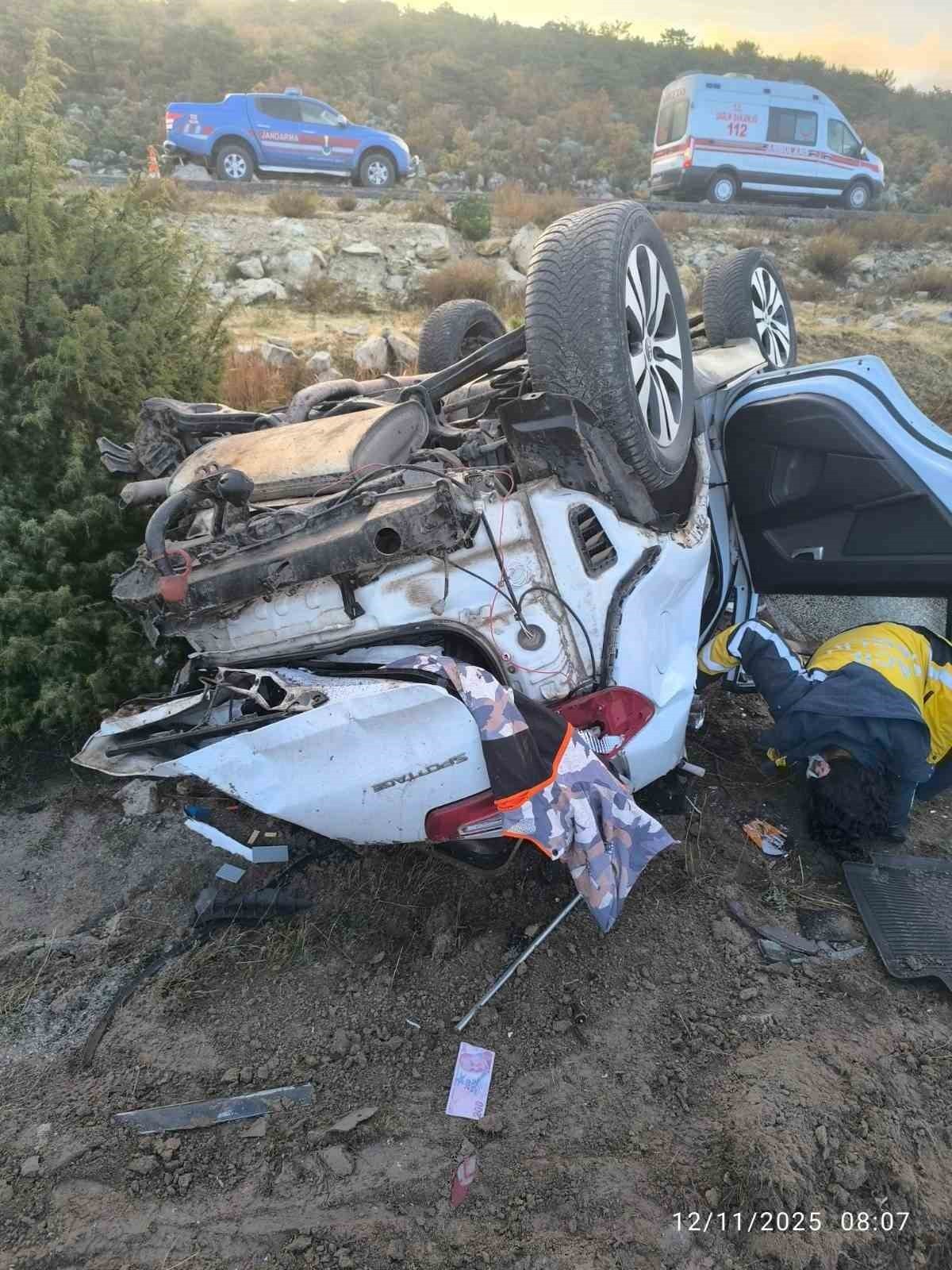 AFYONKARAHİSAR'DA KONTROLDEN ÇIKARAK YOL KENARINA TAKLA ATAN OTOMOBİLİN SÜRÜCÜSÜ OLAY YERİNDE...