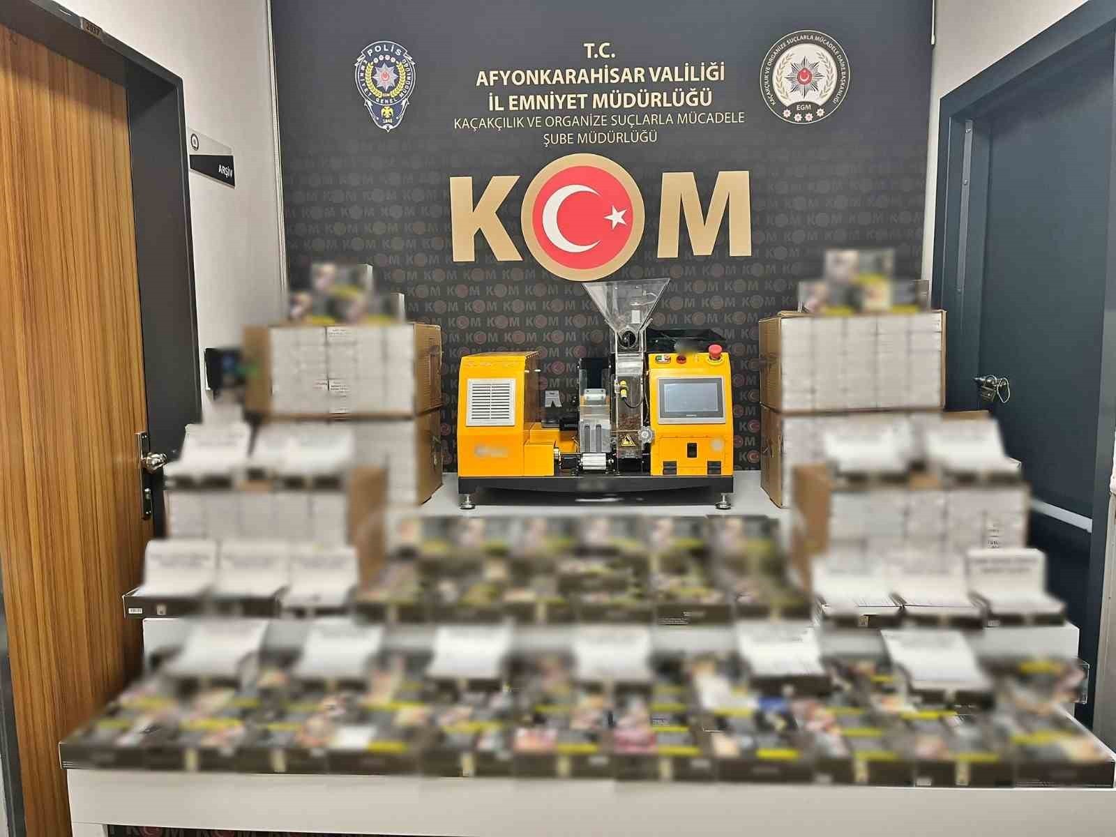 AFYONKARAHİSAR'DA POLİS TARAFINDAN BİR EVE YAPILAN BASKINDA SİGARA DOLDURMA MAKİNESİ VE BİNLERCE...