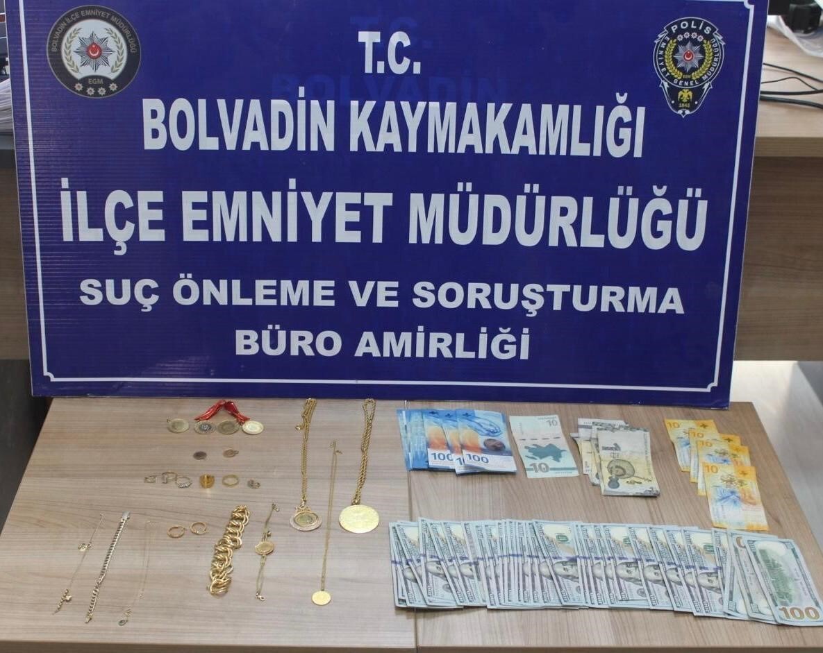 AFYONKARAHİSAR'DA TELEFONDA ARADIKLARI AİLEYİ YAKLAŞIK 2 MİLYON TL DOLANDIRAN 2 İKİ ŞAHIS POLİSİN...