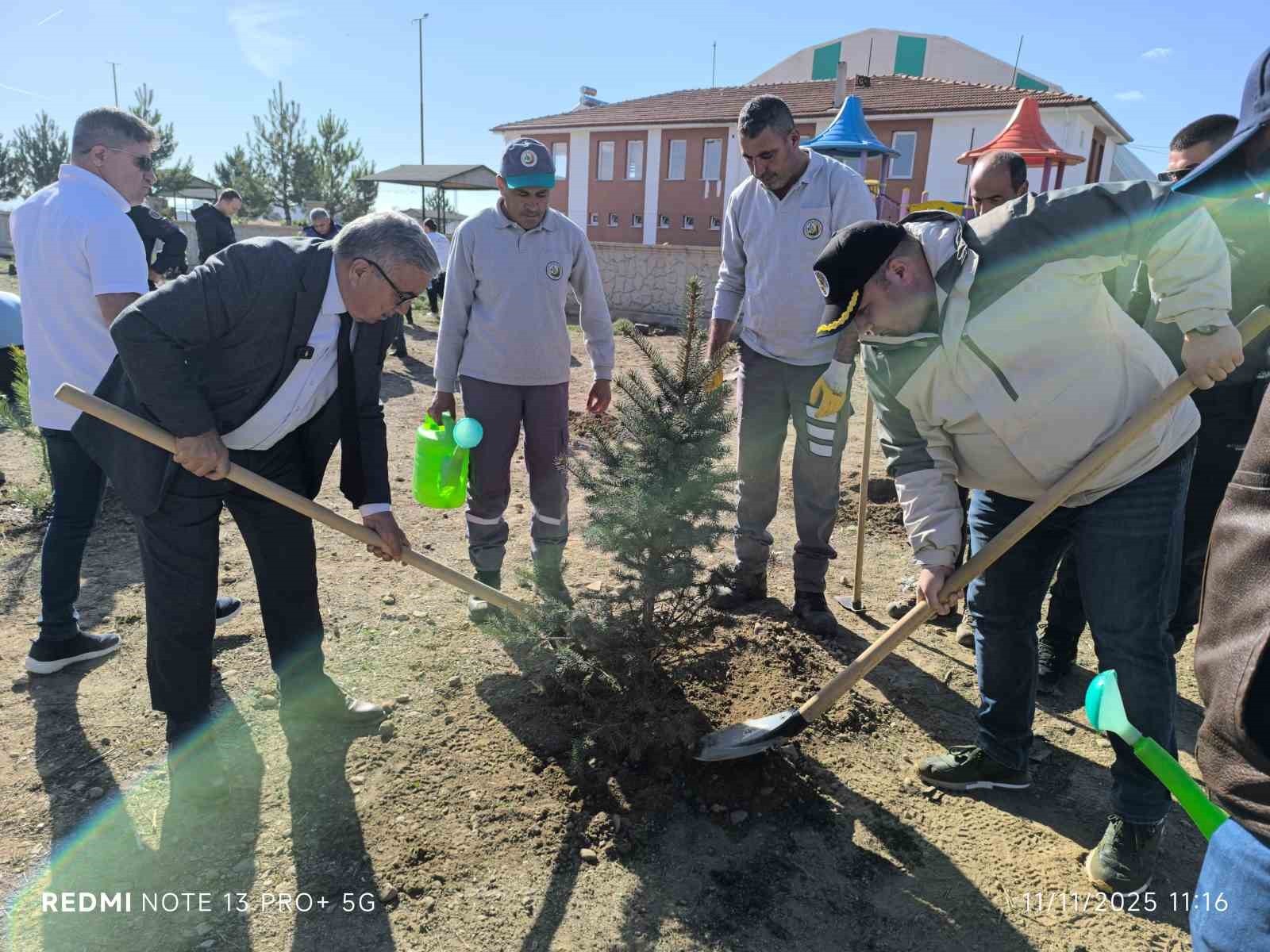 AFYONKARAHİSAR’DA, 11 KASIM MİLLİ AĞAÇLANDIRMA GÜNÜ DOLAYISIYLA DÜZENLENEN FİDAN DİKİM...