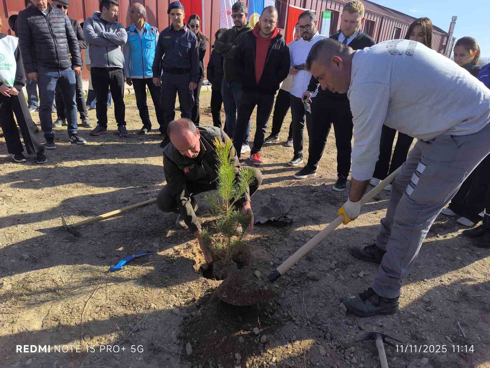 AFYONKARAHİSAR’DA, 11 KASIM MİLLİ AĞAÇLANDIRMA GÜNÜ DOLAYISIYLA DÜZENLENEN FİDAN DİKİM...