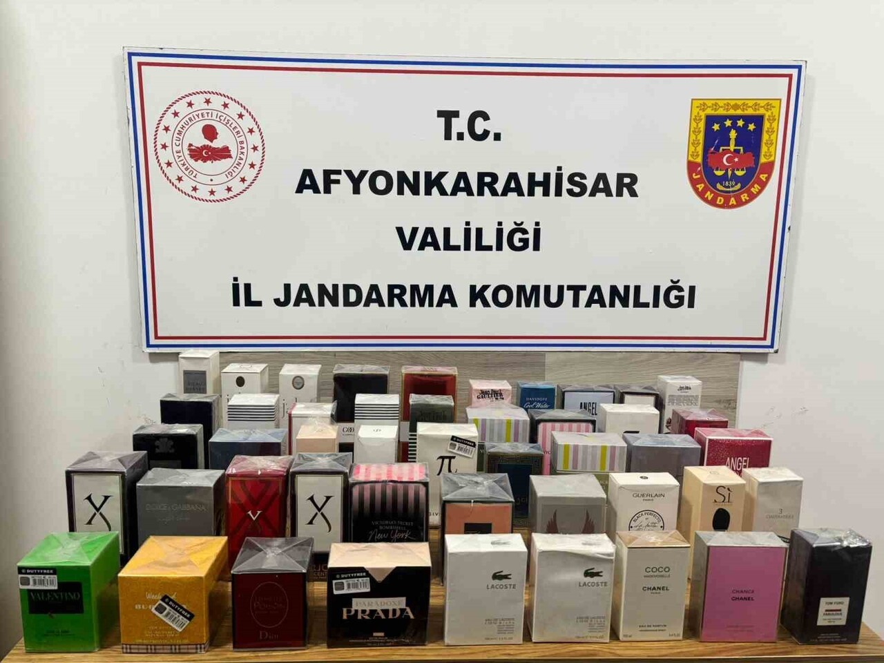 AFYONKARAHİSAR’DA JANDARMA EKİPLERİ DURDURDUKLARI BİR OTOMOBİLDE YAPTIKLARI ARAMADA 46 ADET KAÇAK...