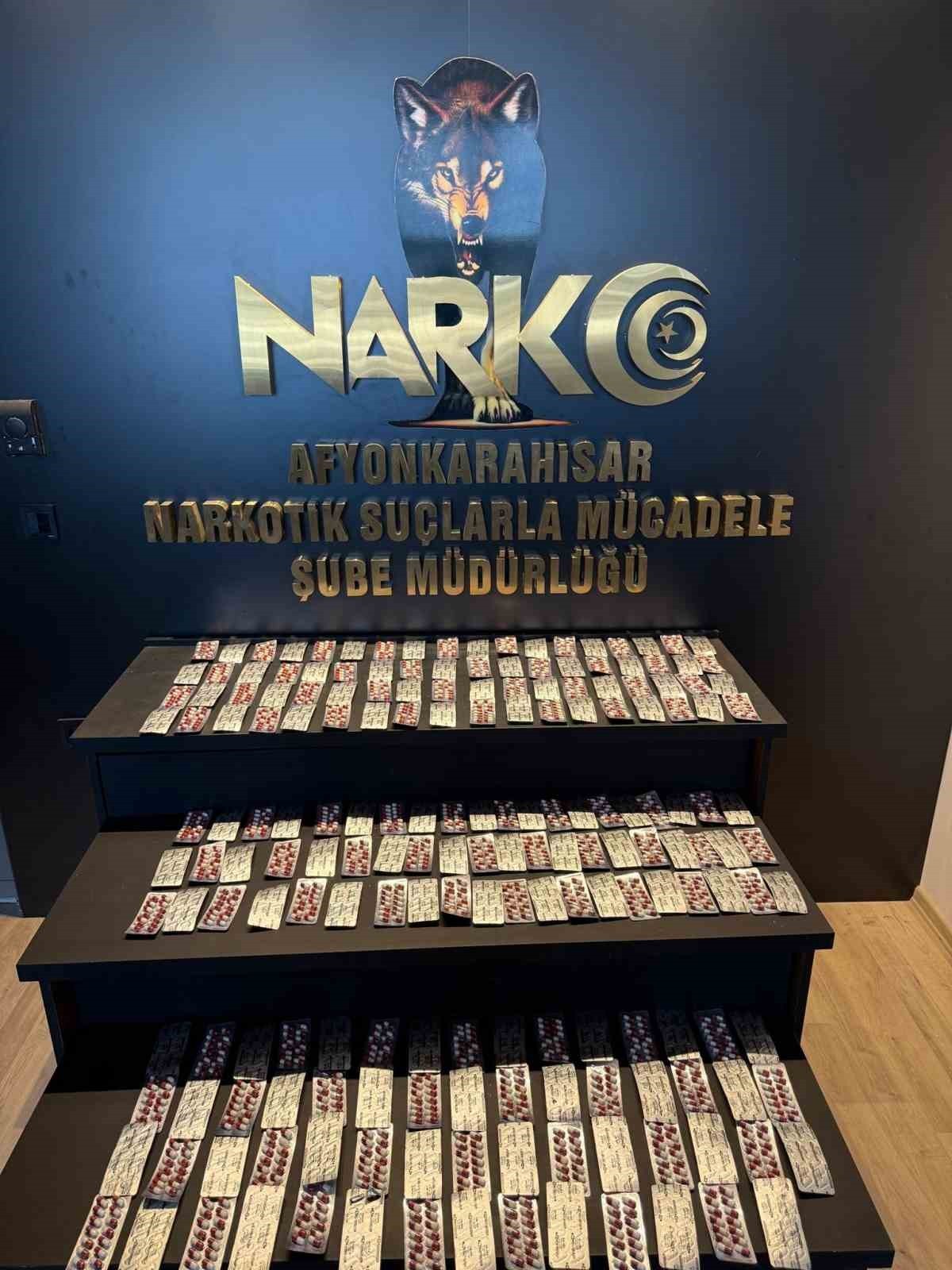 AFYONKARAHİSAR’DA POLİS TARAFINDAN DURDURULAN BİR OTOMOBİLDE UYUŞTURUCU HAPLARLA YAKALANAN 2 KİŞİ...