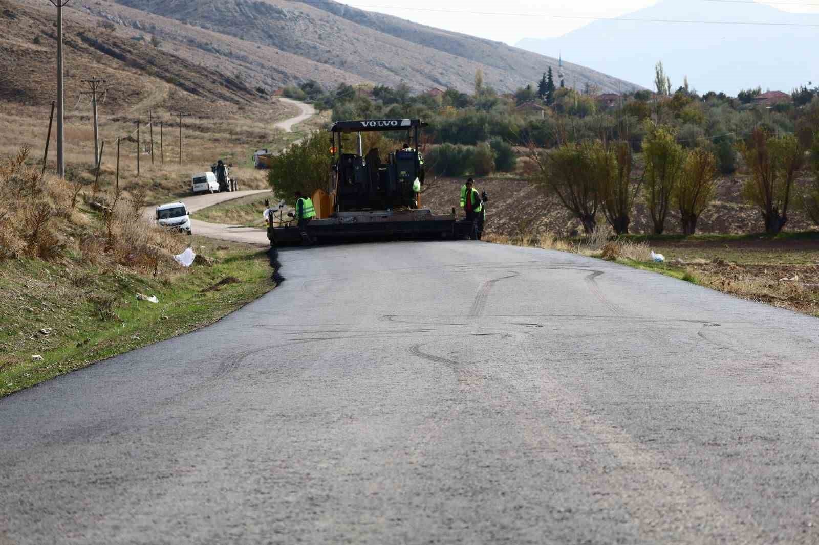 AFYONKARAHİSAR İL ÖZEL İDARESİ TARAFINDAN DİNAR İLÇESİNDE Kİ ULUKÖY-AKÇAKÖY BAĞLANTI YOLUNDA SICAK...