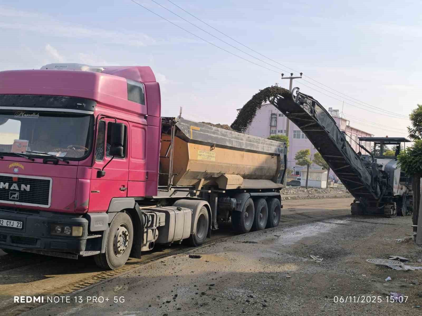AFYONKARAHİSAR’IN ŞUHUT İLÇESİNDE YOL YAPIM VE ALTYAPI ÇALIŞMALARI TÜM HIZIYLA SÜRÜYOR.