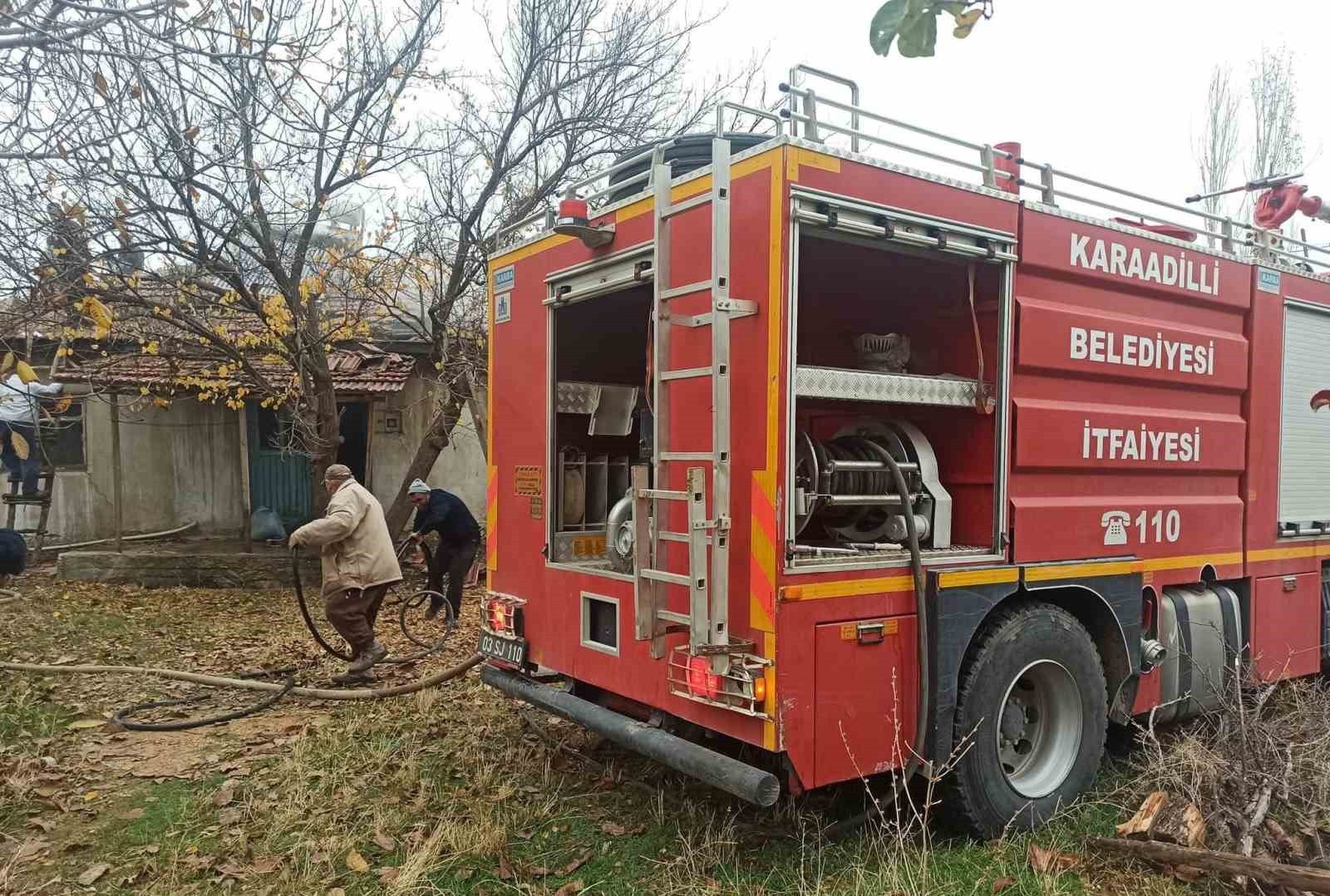 AFYONKARAHİSAR’IN ŞUHUT İLÇESİNE BAĞLI KARAADİLLİ BELDESİNDE YAŞANAN EV YANGINI İTFAİYE...