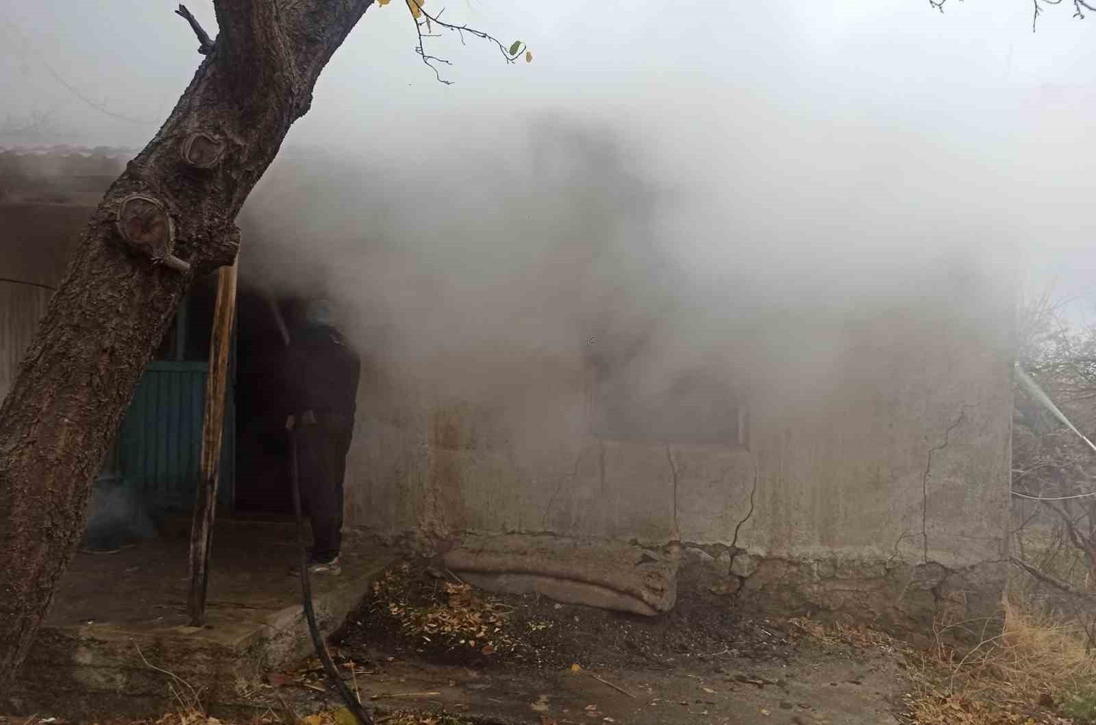 AFYONKARAHİSAR’IN ŞUHUT İLÇESİNE BAĞLI KARAADİLLİ BELDESİNDE YAŞANAN EV YANGINI İTFAİYE...