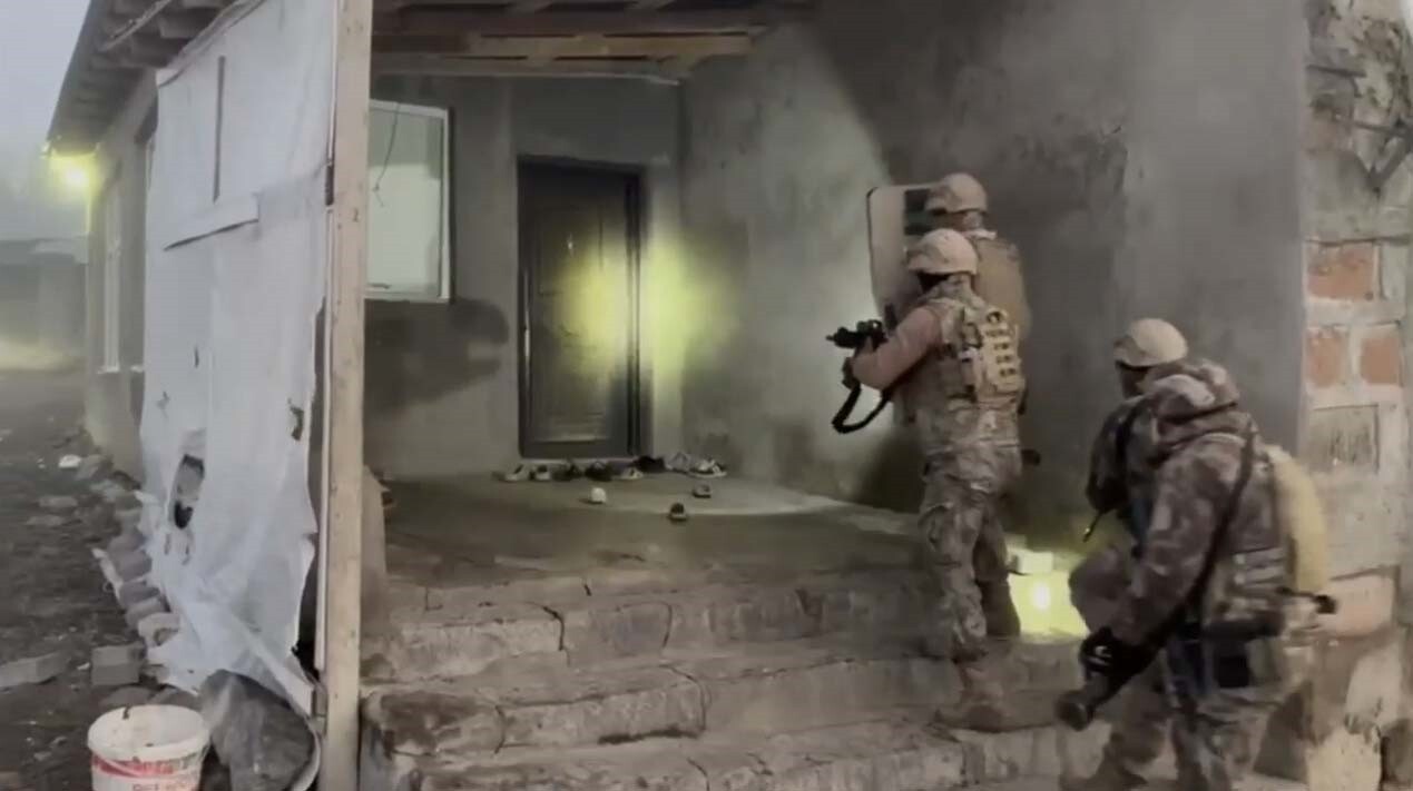 AĞRI’DA KOM’DAN NOKTA OPERASYON, UZUN NAMLULU SİLAHLAR YAKALANDI