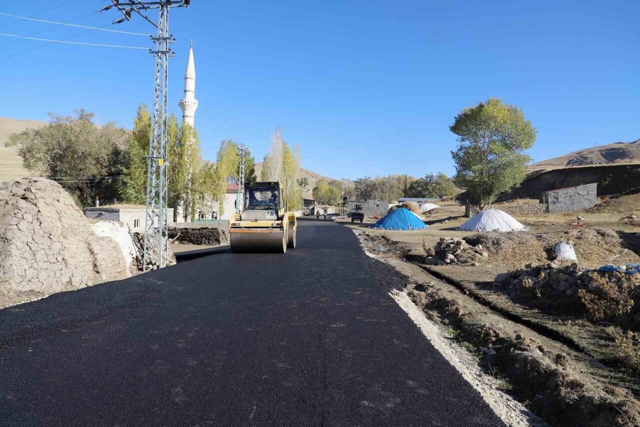 AĞRI’DA KÖY YOLLARI GÜÇLENİYOR