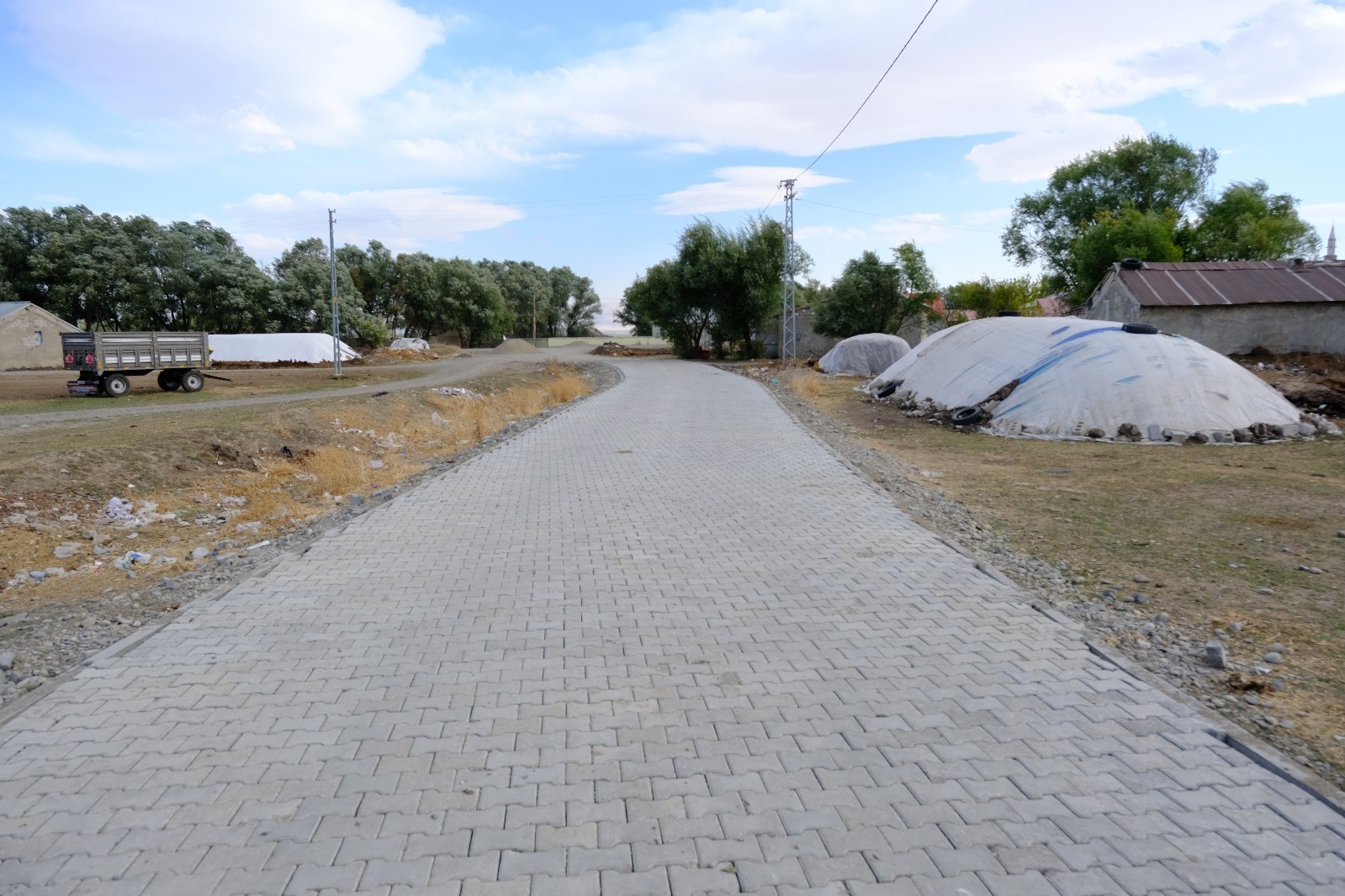 AĞRI’DA KÖY YOLLARI KİLİT PARKE TAŞIYLA YENİLENİYOR