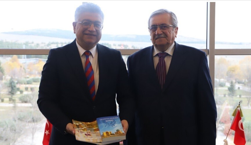 AHMET URFALI SAĞDA REKTÖR KIZILTOPRAK SOLDA