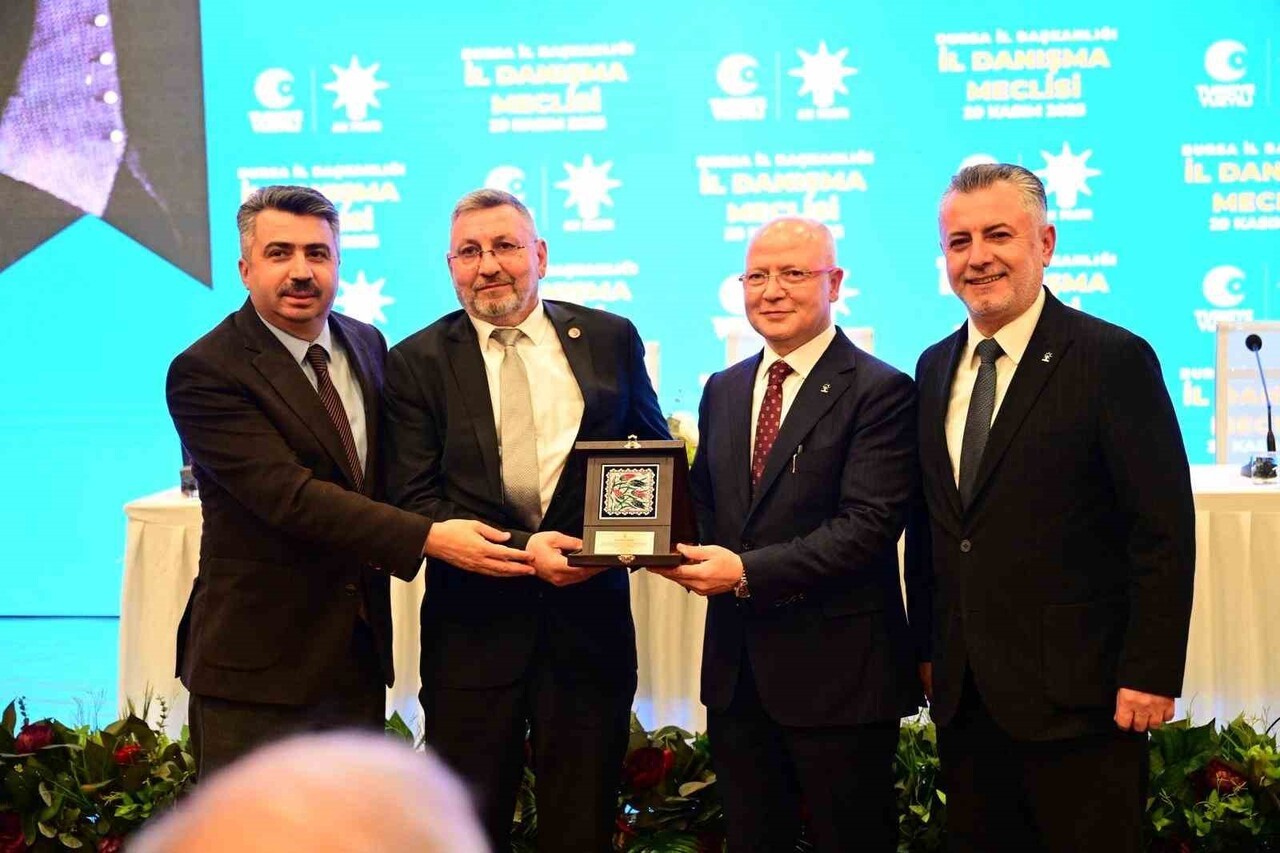 AK PARTİ BURSA BAŞKANI DAVUT GÜRKAN, TOPLANTININ AÇILIŞINDA YAPTIĞI KONUŞMADA, "TEŞKİLATIMIZIN...