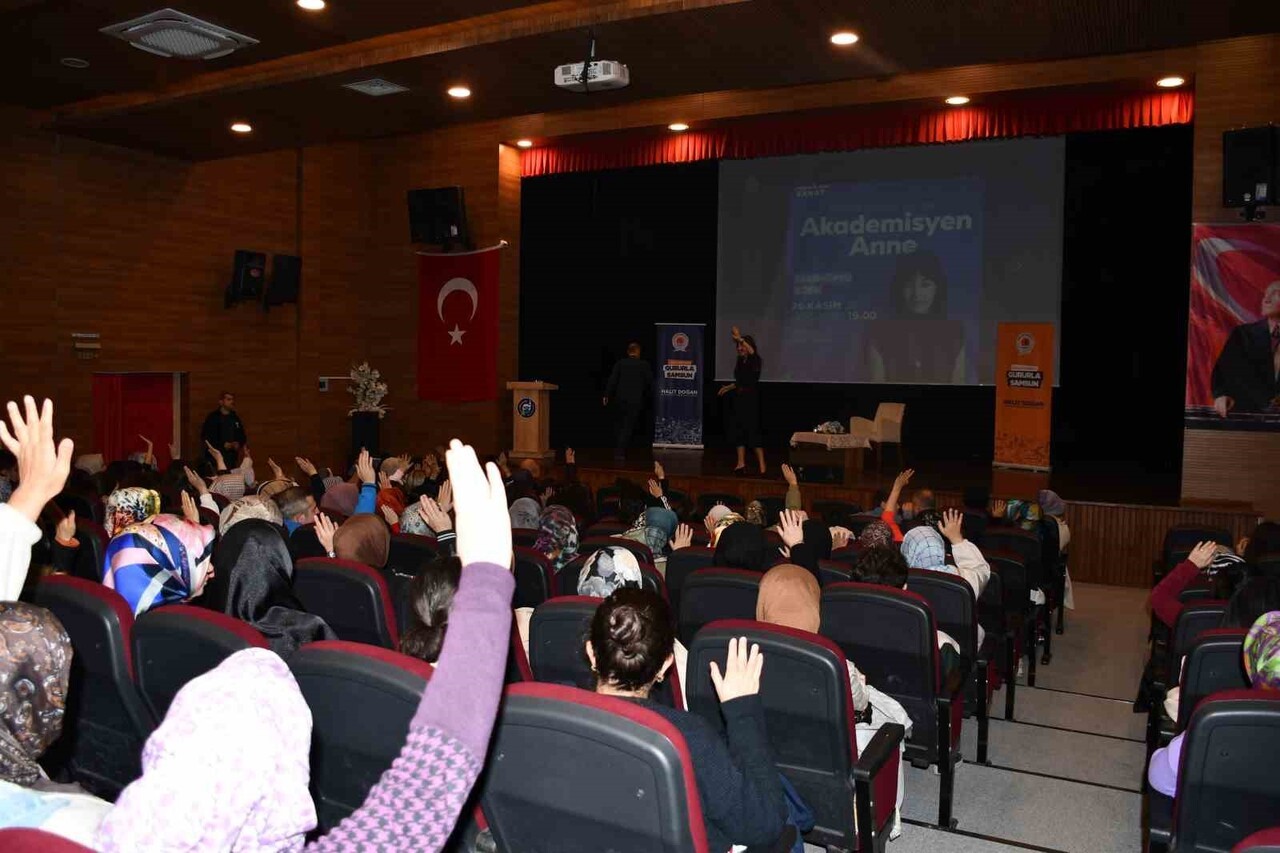 AKADEMİSYEN ANNE ADIYLA BİLİNEN SANİYE BENCİL KANGAL “BİLİNÇLİ EBEVEYNLİK” ÜZERİNE VEZİRKÖPRÜ’DE...