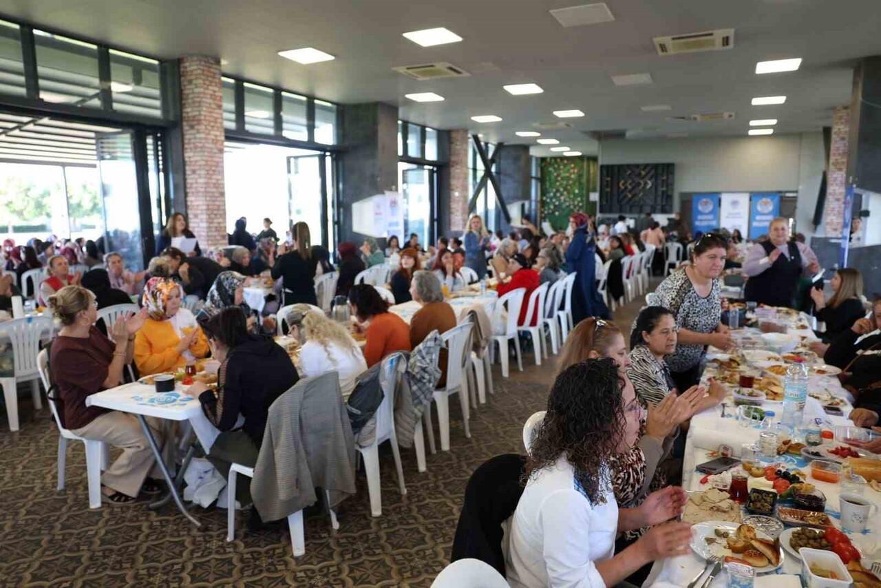 AKDENİZ BELEDİYESİ KÜLTÜR VE SOSYAL İŞLER MÜDÜRLÜĞÜNE BAĞLI KÜLTÜR SANAT EVLERİNDE EĞİTİM ALAN...