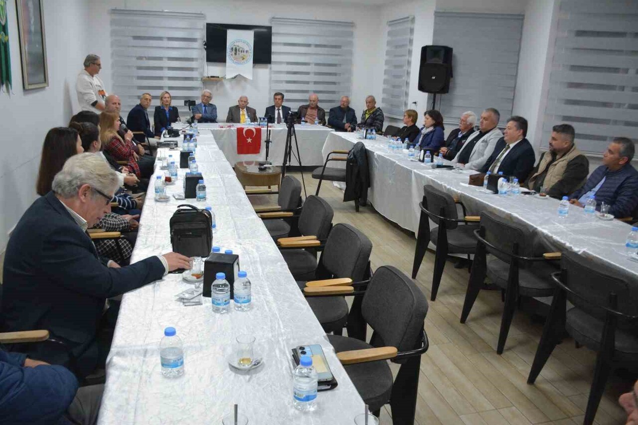 AKHİSAR DOSTLAR MECLİSİ, ÖĞRETMENLER GÜNÜ ÖNCESİ DENEYİMLİ EĞİTİMCİLERİ BULUŞTURAN ÖZEL BİR GECE...