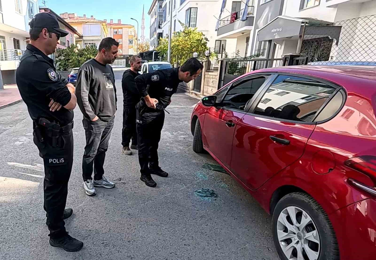 AKSARAY'DA AVUKATININ YANINDAN ÇIKAN KADININ ARACININ CAMI, ÖNÜNE ÇIKAN BOŞANMA AŞAMASINDAKİ...