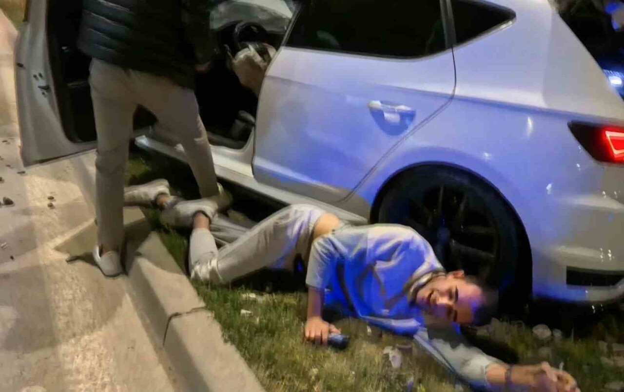 AKSARAY'DA BELEDİYENİN KAZI NEDENİYLE TRAFİĞE KAPATTIĞI YOLDA 30 DAKİKA ARAYLA 2 AYRI TRAFİK...