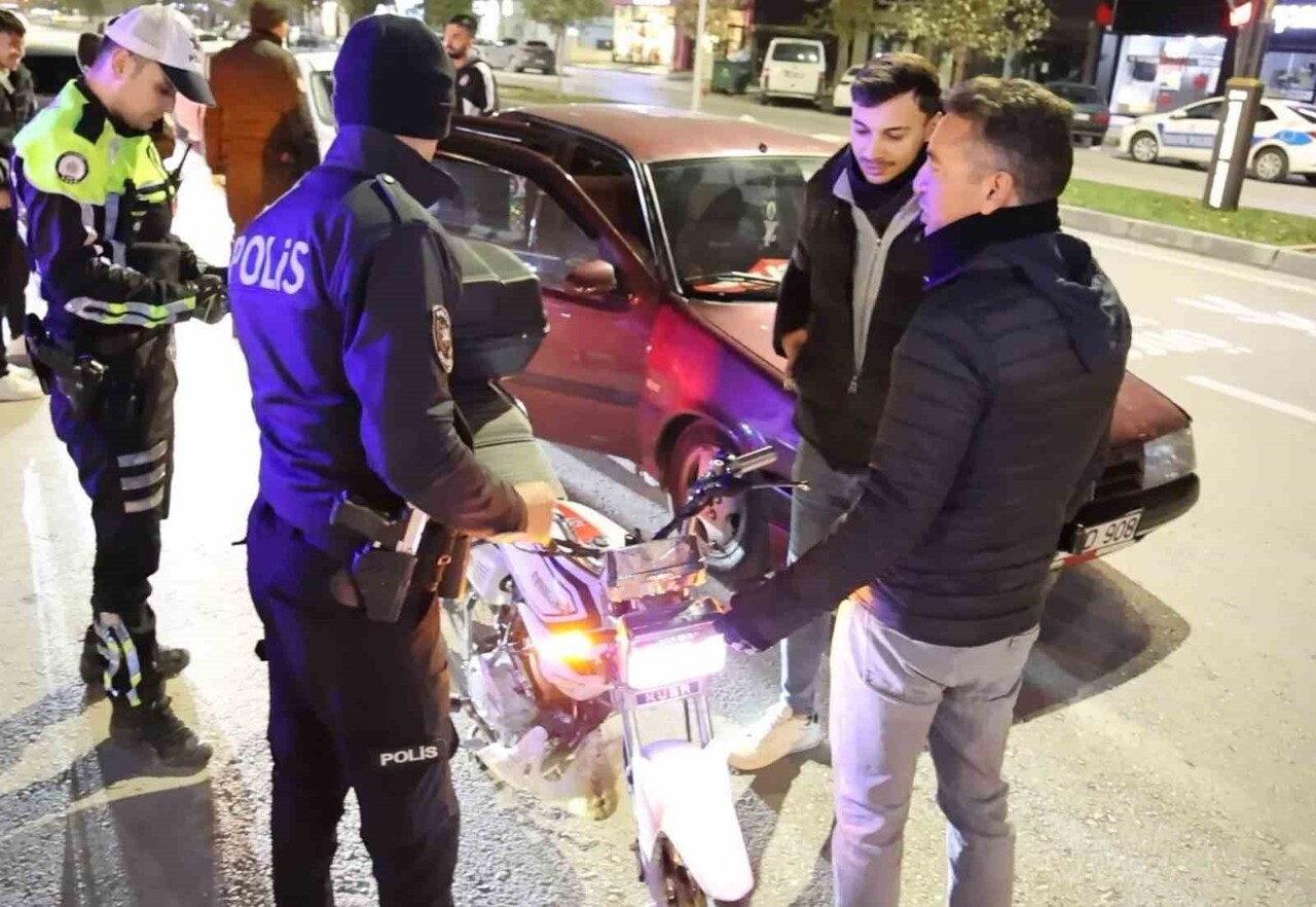 AKSARAY'DA STANDART DIŞI IŞIKLARLA DONATTIĞI VE ABART EGZOZLU MOTOSİKLETİYLE TRAFİĞE ÇIKAN...