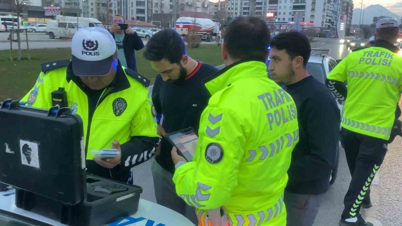 AKSARAY’DA ALKOLLÜ OLARAK GEÇTİĞİ DİREKSİYON BAŞINDA TRAFİKTE SEYREDERKEN YAKALANAN SÜRÜCÜYE 9 BİN...