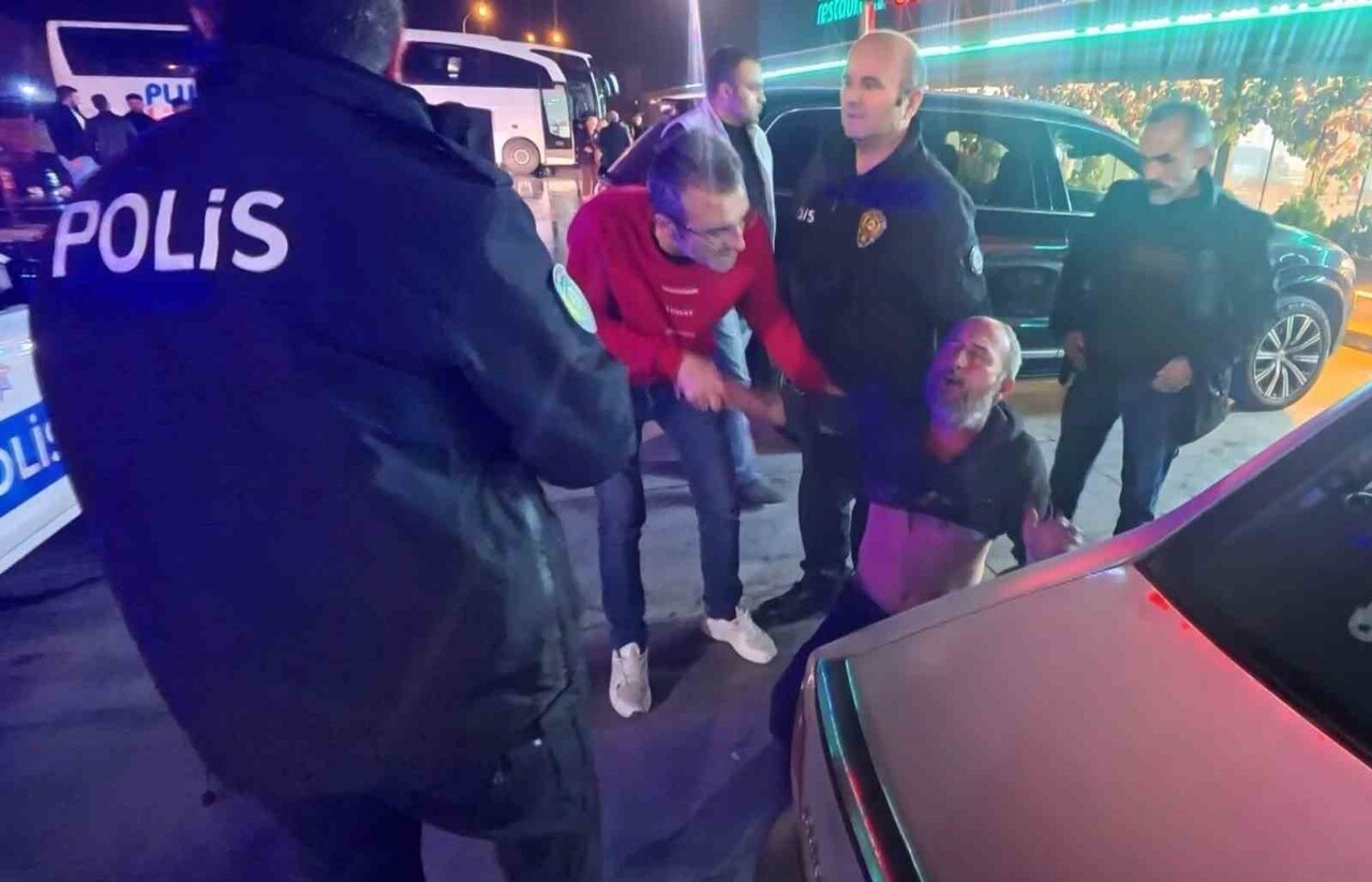 AKSARAY’DA BİR TESİSTE BIÇAKLA RAHATSIZLIK VERDİKLERİ İDDİA EDİLEN 2 ALKOLLÜ ŞAHISSA MÜDAHALE EDEN...