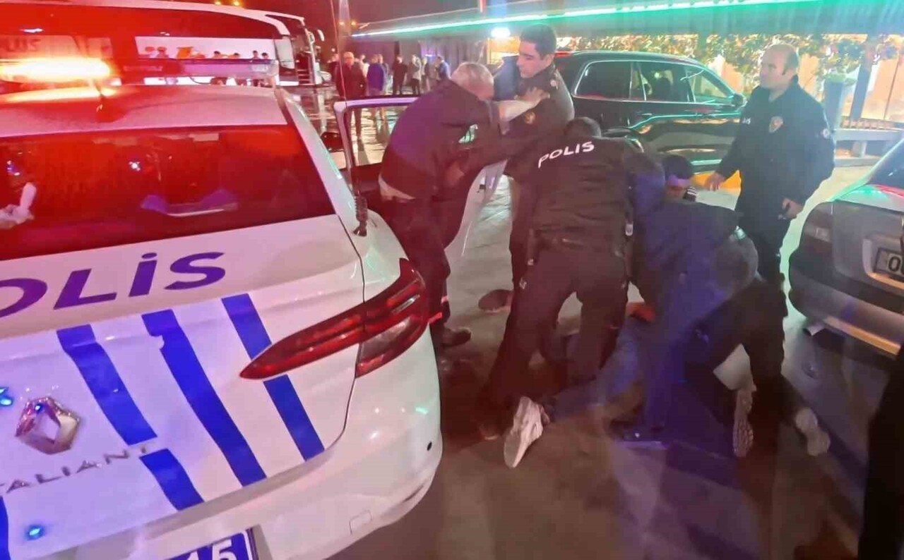 AKSARAY’DA BİR TESİSTE BIÇAKLA RAHATSIZLIK VERDİKLERİ İDDİA EDİLEN 2 ALKOLLÜ ŞAHISSA MÜDAHALE EDEN...