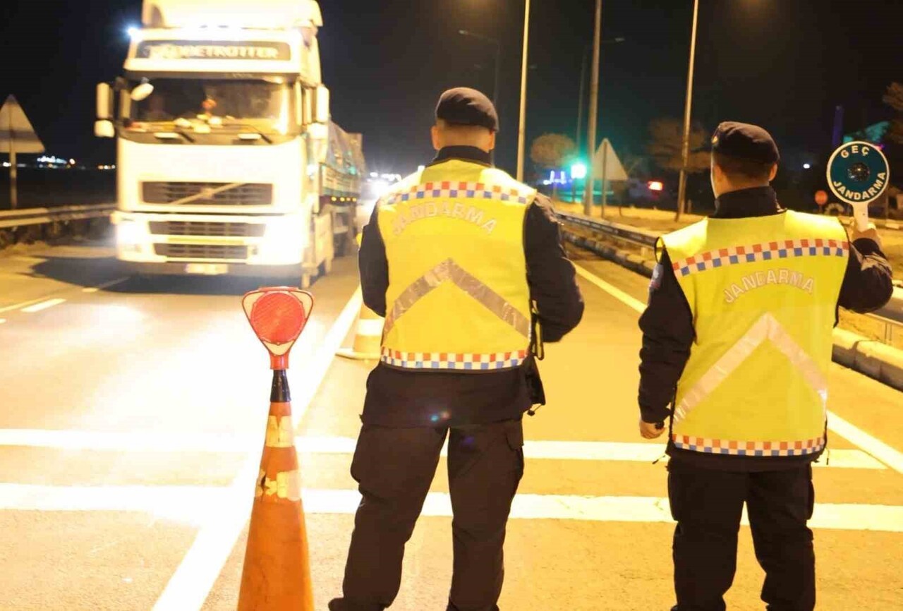 AKSARAY’DA JANDARMA EKİPLERİ HALKIN HUZUR VE GÜVENLİĞİNİN SAĞLANMASI AMACIYLA YAPTIĞI UYGULAMA VE...