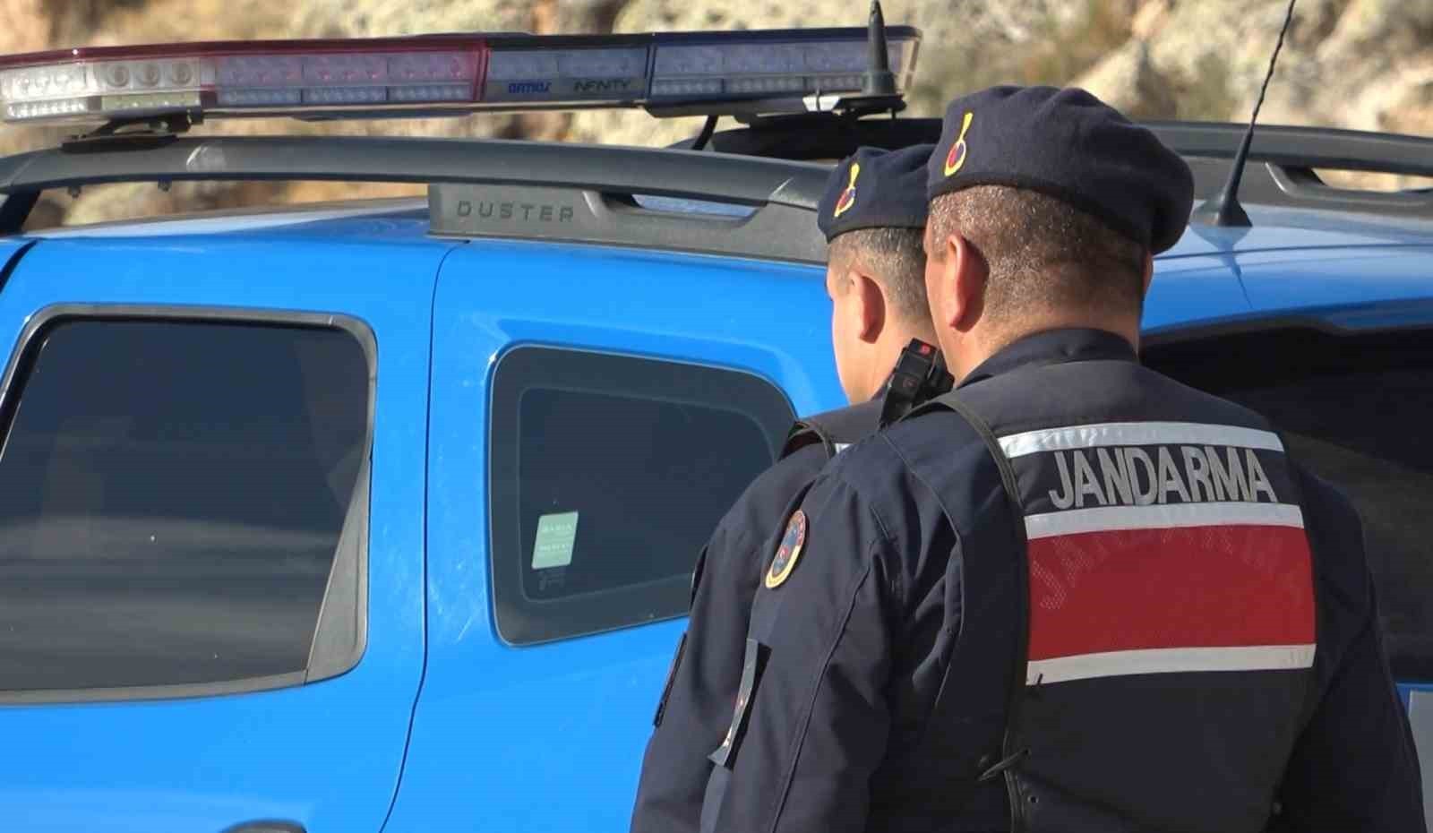 AKSARAY’DA JANDARMA EKİPLERİ TARAFINDAN YAPILAN OPERASYONDA 1 KİLO KOKAİN İLE 2 KİLO ESRAR MADDESİ...