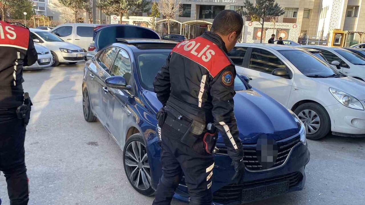 AKSARAY’DA ÖN PLAKASI BULUNMAYAN ARACIYLA JANDARMANIN ‘DUR’ İHTARINA UYMAYARAK KAÇAN GENÇ SÜRÜCÜ...