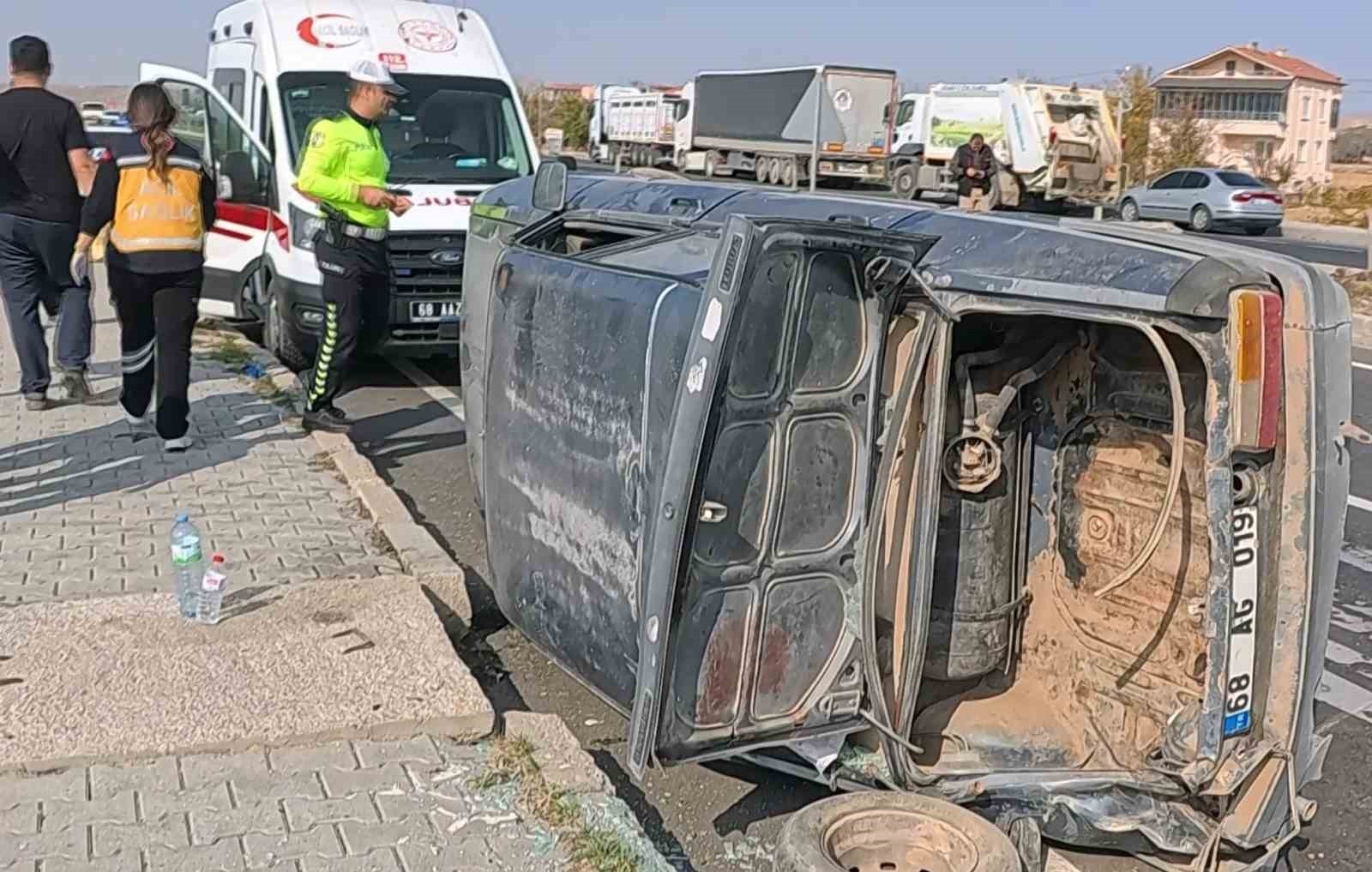 AKSARAY’DA TIR İLE ÇARPIŞAN OTOMOBİLİN DEVRİLMESİ SONUCU 3 KİŞİ YARALANDI.
