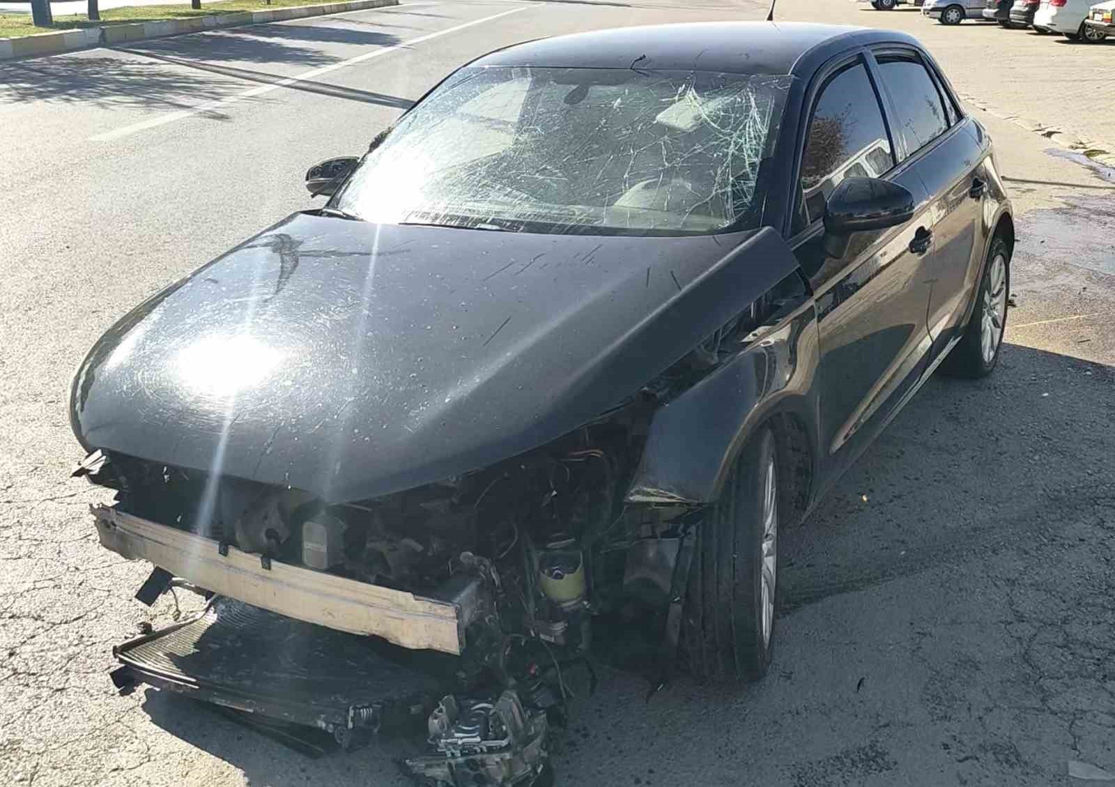 AKSARAY’DA YAYALARA ÇARPMAMAK SÜRÜCÜSÜNÜN MANEVRA YAPTIĞI OTOMOBİL ÖNCE TRAFİK LEVHALARINA SONRA...