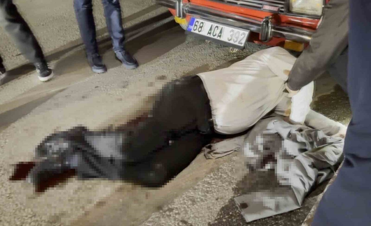 AKSARAY’DA YOL ORTASINDA TARTIŞTIĞI ŞAHSIN PALALI SALDIRISINA UĞRAYAN BİR KİŞİ AĞIR YARALANDI....