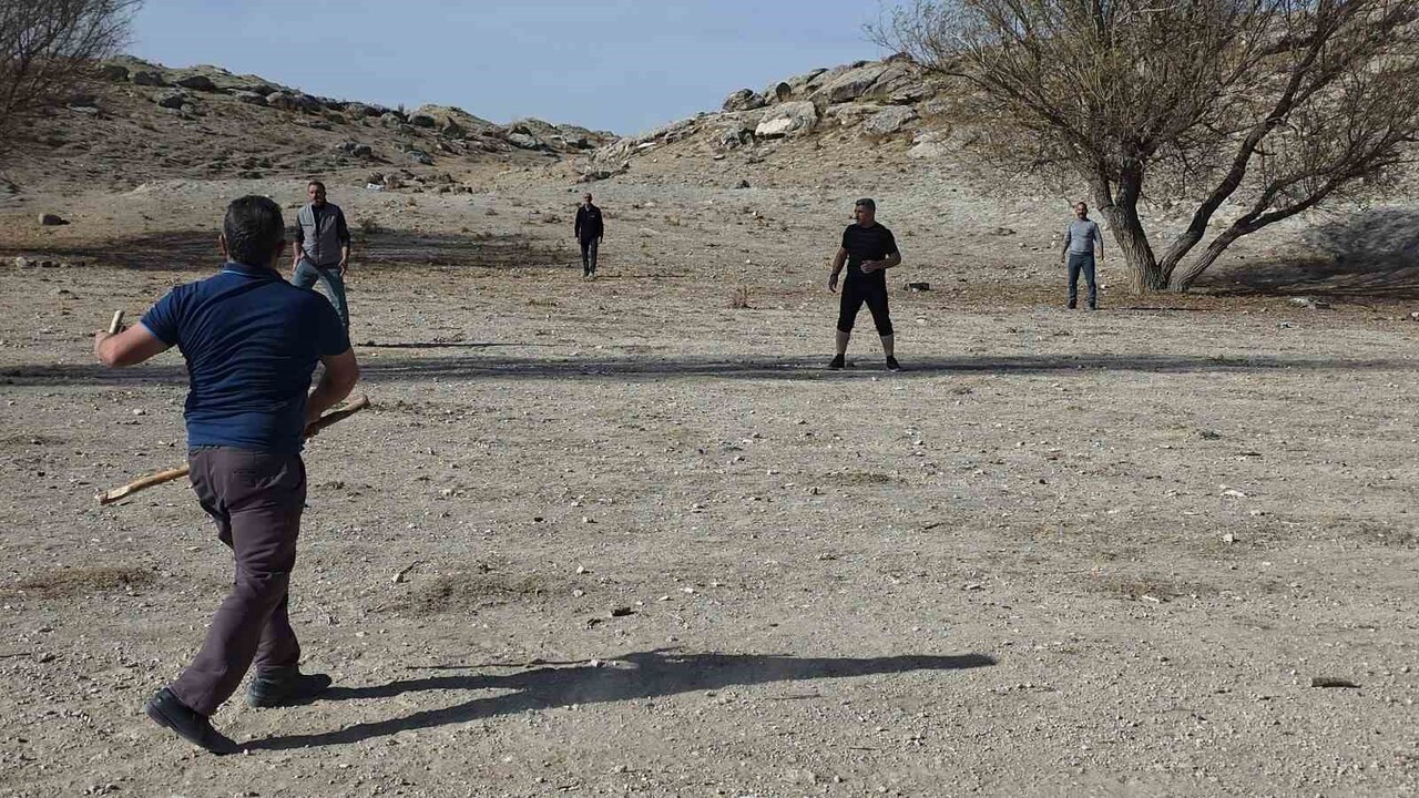 AKSARAY’IN ESKİL İLÇESİNE BAĞLI BÖĞET KÖYÜNDE, ÇOCUKLUK YILLARINDAN MİRAS KALAN ÇELİK ÇOMAK OYUNU...