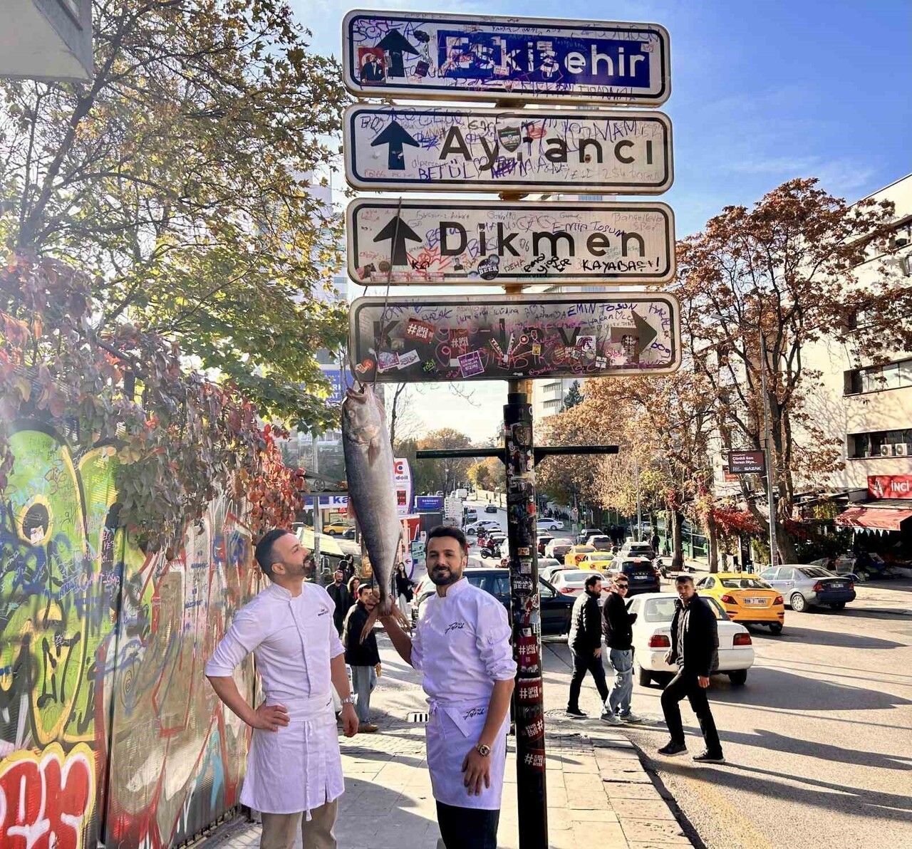 AKYA BALIĞINI TABELA ÜZERİNE ASARAK POZ VEREN BALIKÇI KARDEŞLER, ‘AKIMA SON NOKTAYI KOYUYORUZ'...