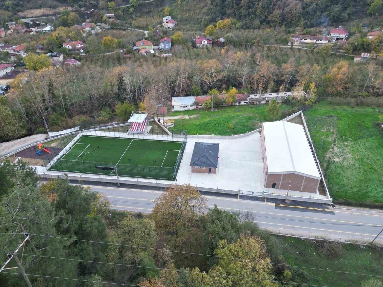 AKYAZI BELEDİYESİ’NİN GENÇLİK VE SPOR BAKANLIĞI’NIN DESTEKLERİ İLE İNŞA ETTİĞİ DOKURCUN SPOR...