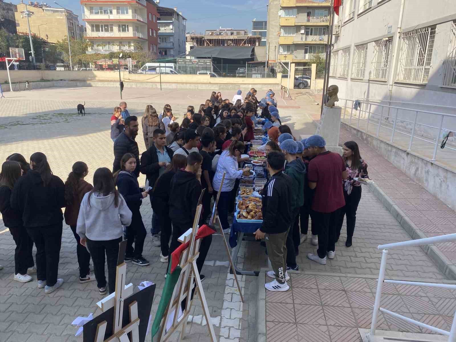 ALAŞEHİR ŞEHİT EFKAN MESLEKİ VE TEKNİK ANADOLU LİSESİ ÖĞRENCİLERİ, HAZIRLADIKLARI ÜRÜNLERİ SATARAK...