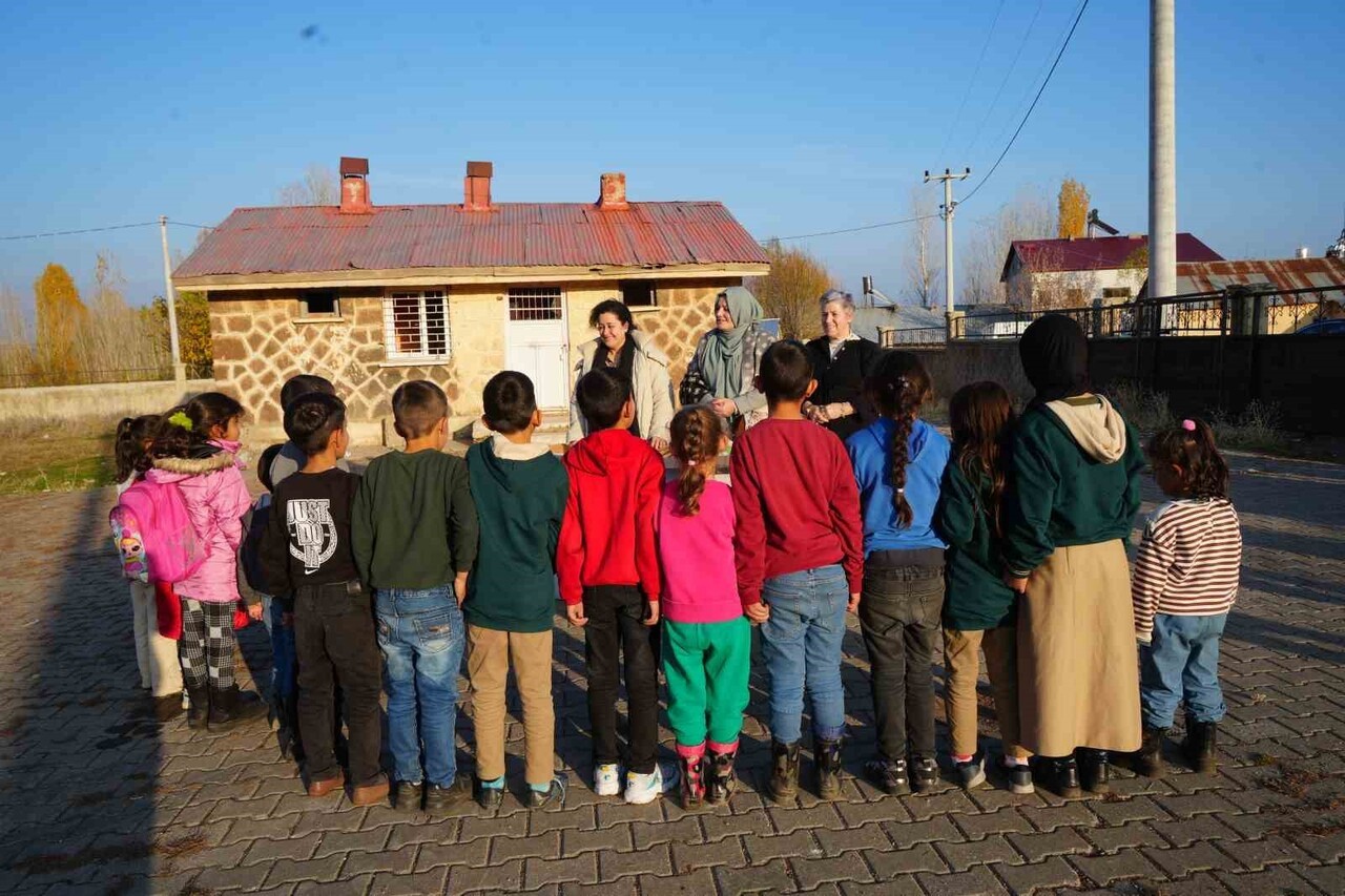 ALMANYA’DA YAŞAYAN BİRGÜL ÇELİK KIYAGAN VE ZİNNET MEMOĞLU, MUŞ’UN FARKLI KÖYLERİNDE YAŞAYAN...
