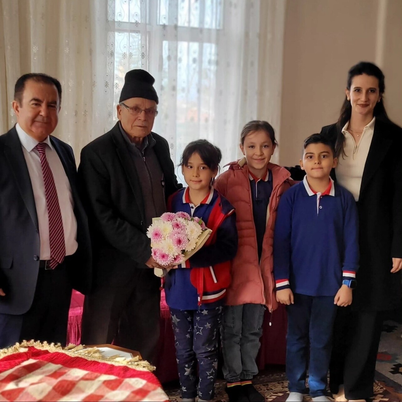 ALTINTAŞ’TA MİNİKLERDEN EMEKLİ ÖĞRETMENLERE ANLAMLI ZİYARET