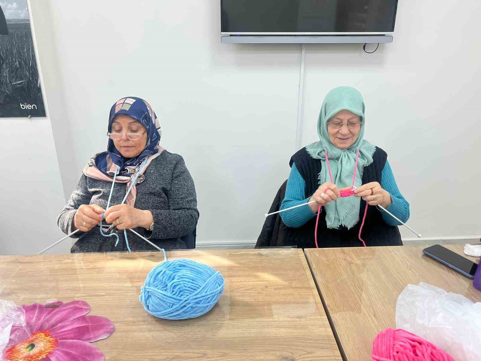 ALZHEİMER’A KARŞI ÖRGÜ ÖRÜYORLAR