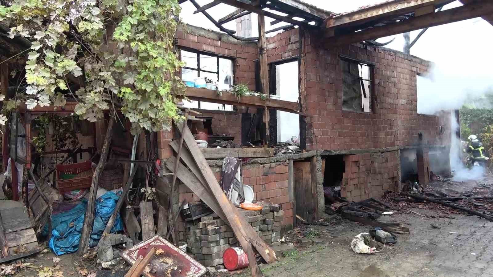 AMASYA MERKEZE BAĞLI KALEKÖY’DE DÜN ÇIKAN YANGINDA EVLERİ ALEVLERE TESLİM OLUP KÜLE DÖNEN 70...