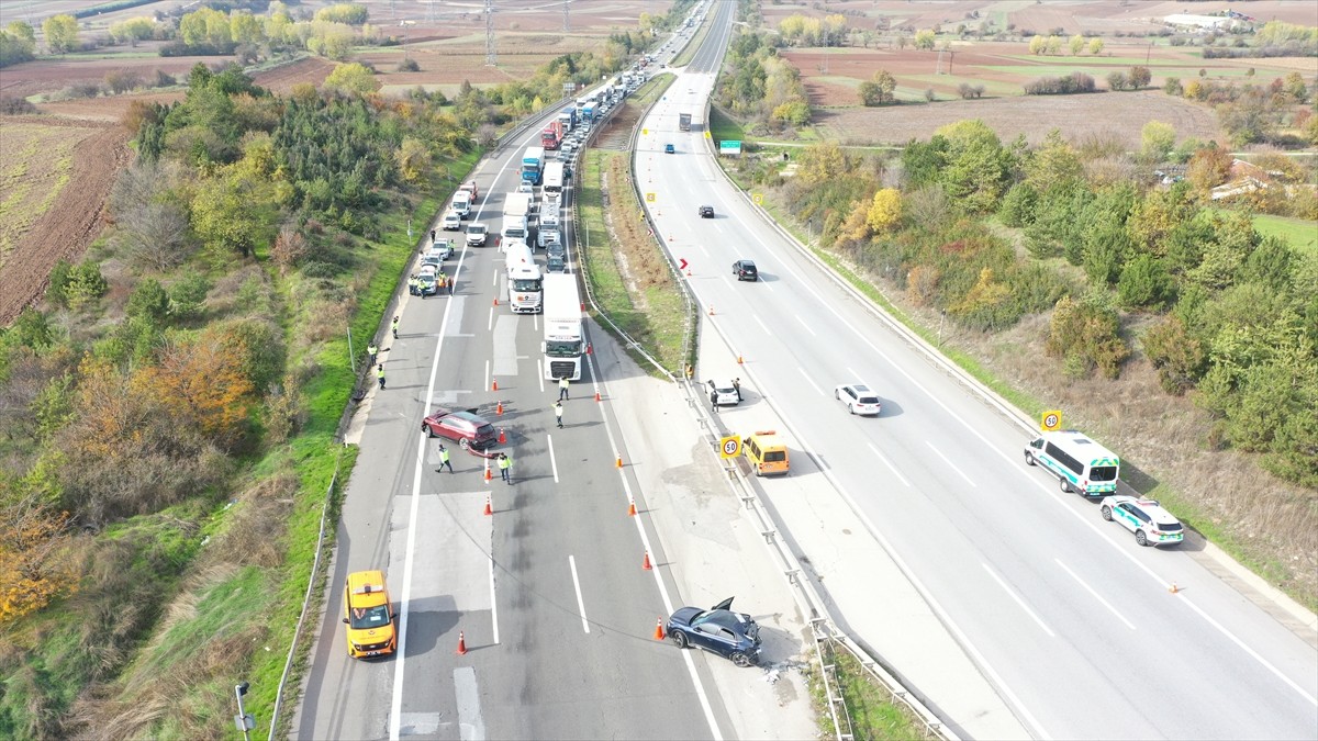 Anadolu Otoyolu'nun Bolu kesiminde iki otomobilin çarpışması sonucu 9 yaşındaki çocuk hayatını...